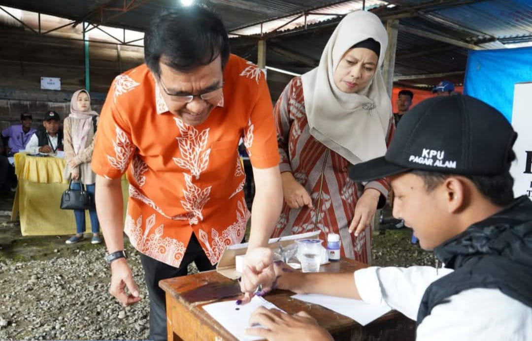 PJ Walikota Pagar Alam Nelson Firdaus Gunakan Hak Pilihnya Di TPS 15 Dempo Makmur