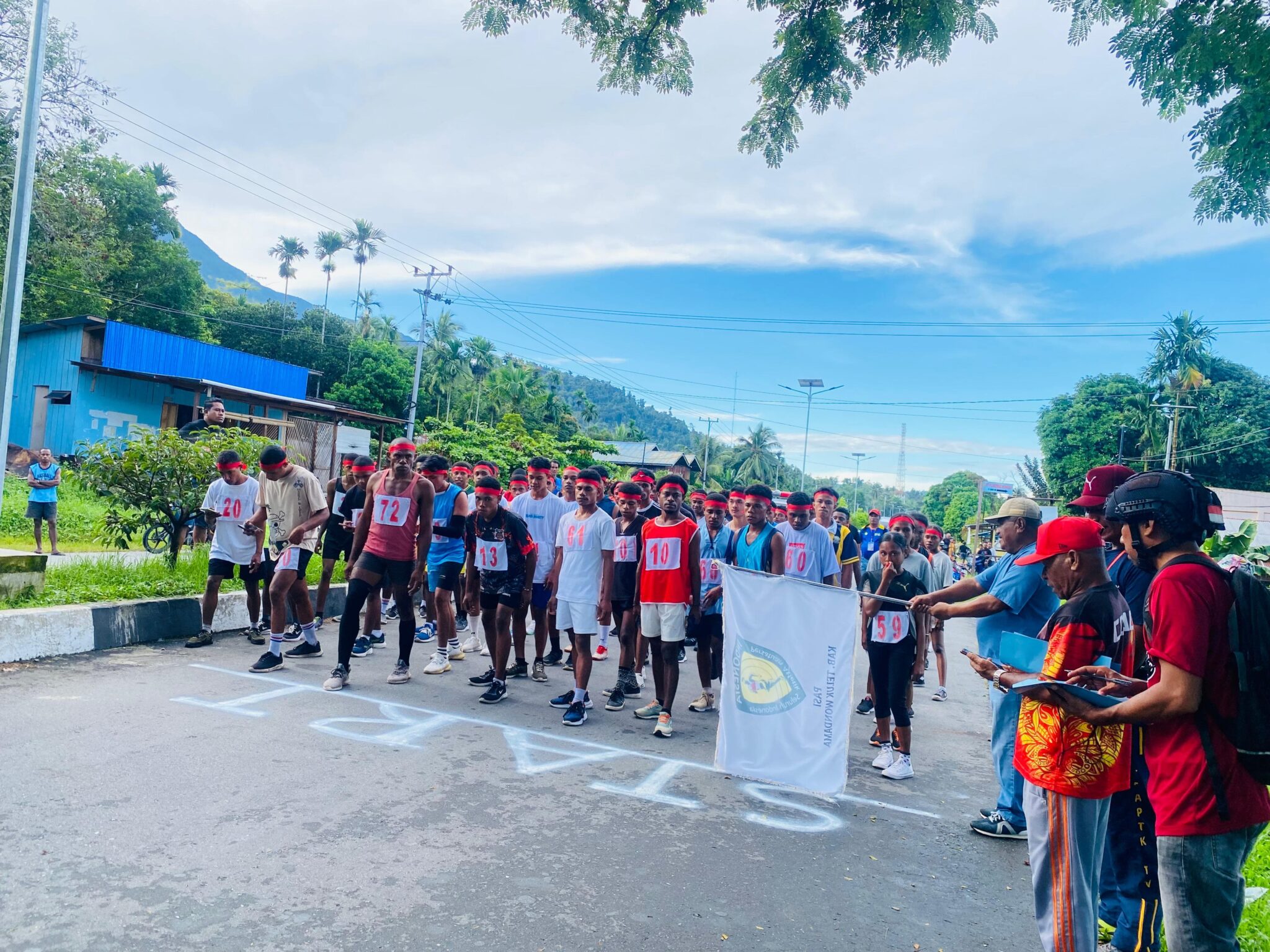 Personel Polres Teluk Wondama Pengamanan Lomba Lari 10 Km Peringatan Hari Pattimura Ke-207 Tahun