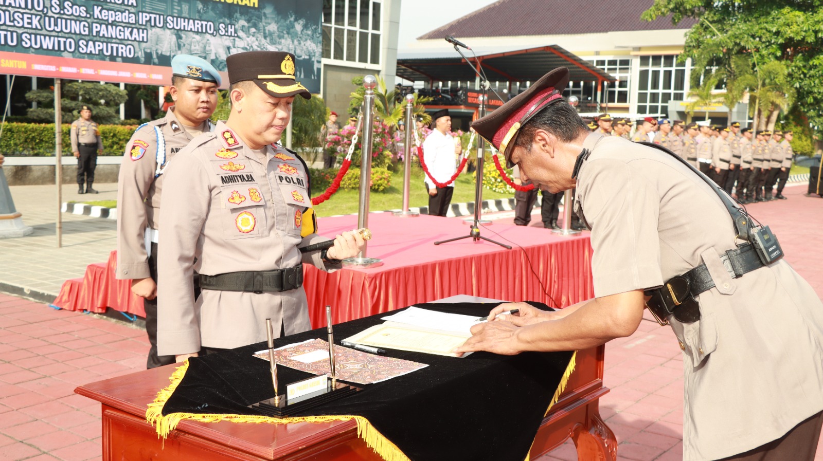 Kapolres Gresik Pimpin Sertijab Kapolsek Gresik Kota dan Kapolsek Ujung Pangkah