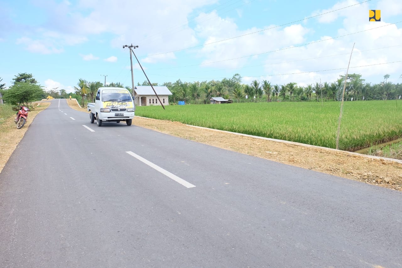 MUNA BARAT- Presiden Joko - Widodo (Jokowi) didampingi Menteri Pekerjaan Umum dan Perumahan Rakyat (PUPR) Basuki Hadimuljono meresmikan penyelesaian pembangunan 22 ruas jalan sepanjang 165 km yang ditangani dengan Inpres Jalan Daerah (IJD) di Provinsi Sulawesi Tenggara (Sultra), Senin (13/5/2024).

"Di Provinsi Sulawesi Tenggara, pada tahun 2023 lalu telah diperbaiki 22 ruas jalan dengan biaya Rp631 miliar dan sebanyak 2 ruas jalan ada di Kabupaten Muna Barat dengan biaya Rp42,4miliar," kata Presiden Jokowi.

Dikatakan Presiden Jokowi, pelaksanaan IJD bertujuan agar jalan-jalan di tiap kabupaten/kota bisa mulus dan bagus sehingga meningkatkan kecepatan transportasi, distribusi logistik lebih baik dan masyarakat mendapatkan manfaat dengan ruas-ruas jalan yang semakin baik.

Menteri Basuki mengatakan, pelaksanaan (IJD) mengacu pada Instruksi Presiden (Inpres) Nomor 3 Tahun 2023 tentang Percepatan Peningkatan Konektivitas Jalan Daerah. Pada TA 2023, Kementerian PUPR melalui Direktorat Jenderal Bina Marga telah mengalokasikan anggaran sebesar Rp14,6 triliun secara nasional untuk penanganan 2.873 km jalan daerah di seluruh tanah air.

"Tujuan pelaksanaan IJD utamanya untuk peningkatan konektivitas serta meningkatkan kemantapan jalan daerah, guna memperlancar arus logistik, serta akses ke pusat-pusat produksi," kata Menteri Basuki.

Kepala Balai Pelaksanaan Jalan Nasional (BPJN) Sultra Freddy Siagian mengatakan. pelaksanaan IJD di Provinsi Sulawesi Tenggara terdapat di 22 ruas jalan sepanjang 165 km dengan biaya sebesar Rp631 miliar yang tersebar di 15 Kabupaten/Kota. "Salah satunya pada ruas Mekar Jaya - Sangia Tiworo di Kabupaten Muna Barat sepanjang 7 km dengan biaya penanganan Rp21,4 miliar yang menjadi pusat lokasi peresmian," ujarnya.

Untuk 21 ruas lainnya terdapat ruas Masara-Kambikuno di Kabupaten Muna Barat, ruas Wasolangka - Lamanu - Bente di Kabupaten Muna, ruas Kancebungi -Lianabanggai di Kabupaten Buton Tengah, ruas Budi Utomo Baru di Kota Kendari, ruas Waode Buri - Petetea di Kabupaten Buton Utara.

Selanjutnya penanganan IJD Sultra terdapat di ruas Salodongka - Lawata dan Lelewawo -Porehu & Bangsala - Ponggi di Kabupaten Kolaka Utara, ruas Teomokele - Enano di Kabupaten Bombana, ruas Unaasi-Bypass-Pesouha di Kabupaten Kolaka, ruas Ladongi Dalam Kota dan Peatoa-Wungguloko di Kabupaten Kolaka Timur.

Di Kabupaten Konawe Selatan terdapat penanganan pada ruas Anese-Kapuwila, Basala dan Ambaipua-Motaha, selanjutnya terdapat ruas Simpang Tiga Batumea-Bobolio (Lingkar Pulau Wawonii) dan Nambo Jaya-Roko Roko di Kabupaten Konawe Kepulauan, ruas Ambemali dan Waotobi-Batas Kabupaten Konut di Kabupaten Konawe, ruas Poros Kantalai-Palabusa di Kota Baubau, dan ruas Taipabau-Bante-Popalia serta ruas Waha-Patua-Veva di Kabupaten Wakatobi.

Andi Zaenal Abidin, petani di Desa Simpang Lima Kecamatan Tioro Selatan Kabupaten Muna Barat mengucapkan terima kasih dengan diperbaikinya jalan di wilayahnya. "Dulu saat masih rusak kondisi jalan, kami harus berjalan kaki untuk bisa mengangkut hasil bertani dan berkebun, sekarang dengan kondisi jalan yang sudah baik, kami bisa menggunakan sepeda motor sehingga lebih mudah," kata Andi.

Turut hadir mendampingi Menteri Basuki, Direktur Jenderal Bina Marga Kementerian PUPR Hedy Rahadian, Direktur Preservasi Jalan dan Jembatan Wilayah II Budiamin, dan Kepala Balai Pelaksanaan Jalan Nasional (BPJN) Sultra Freddy Siagian. (*) Senin,13/5/2024

Editor : Abdul
Reporter : Iskandar
Sumber : Biro Komunikasi Publik
Kementerian PUPR