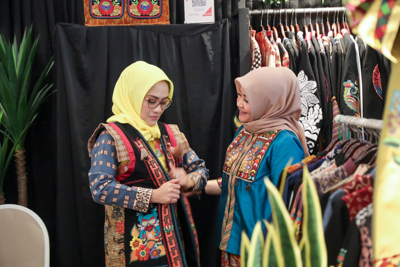 LAMPUNG_Ketua Bhayangkari Daerah Lampung Lurie Helmi Santika Berterimakasih kepada Pemerintah Provinsi lampung serta Mengapresiasi Kinerja para pengurus daerah hingga Cabang Bhayangkari Lampung yang turut ambil bagian dalam Mensukseskan Lampung Craf 2024 hingga meraih juara 1 (satu) dalam kategori Stand terbaik, di acara Lampung Craft 2024, yang digelar di gedung Graha Wangsa Telukbetung Selatan, Bandar Lampung,sejak 7 hingga 11 mei 2024.

Dalam Lampung Craft 2024 tersebut, Stand UMKM Bhayangkari Daerah Lampung menampilkan 25 item kerajinan yang selektif dikumpulkan dari masing-masing cabang atau polres jajaran dengan produk yang berkualitas dan bermutu. Yang diantaranya berupa kerajinan kain tapis, baju tapis, tas tapis, sandal, sepatu hingga produk berupa makanan khas dari Bhayangkari.

”Kami sangat mengapresiasi kegiatan yang digelar pemerintah daerah melalui Dekranasda Provinsi lampung, yang mampu mengangkat produk kerajinan daerah yang bermutu dan berkualitas”. Terang lurie Helmy santika, ketua bhayangkari daerah lampung. Senin (13/05/2024).

Hingga saat ini Bhayangkari juga memiliki peran krusial dalam upaya memberikan pembinaan untuk meningkatkan kapasitas dan keterampilan para pengrajin serta peningkatan mutu UMKM.

Lurie juga menyebutkan, pengembangan UMKM ini sebagai bentuk nyata Bhayangkari serta menekankan kepada seluruh anggota Bhayangkari untuk Bangga dan mencintai produk dalam negeri.

”Kami juga selalu mengajak, mari tingkatkan realisasi penggunaan produk dalam negeri disertai peningkatan kualitas produk dalam negeri, khususnya bagi UMKM," terangnya.

Secara menyeluruh meningkatnya kualitas produk UMKM membuat Indonesia mampu membangun ekonomi nasional yang mandiri tanpa ketergantungan dari negara-negara lain..

"Ingat, kita harus mampu mengubah paradigma Indonesia dari negara konsumen, menjadi negara produsen," tutup lurie.

Editor : Abdul

Repprter : Rudi Y