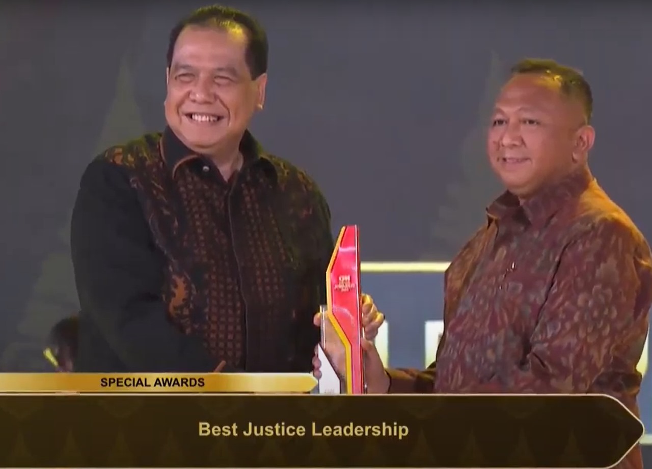 Kajati Bali DR.Ketut Sumedana SH,MH Raih Best Justice Leadership CNN Award