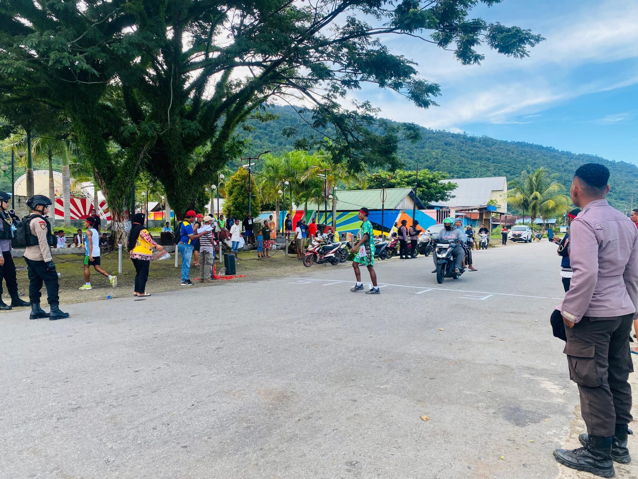 Personel Polres Teluk Wondama Pengamanan Lomba Lari 10 Km Peringatan Hari Pattimura Ke-207 Tahun