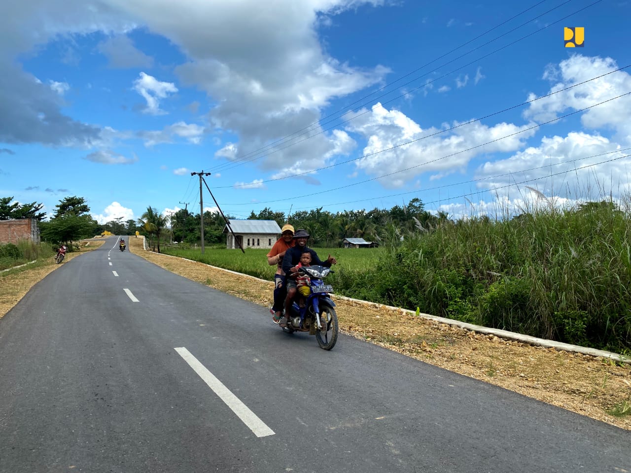 MUNA BARAT- Presiden Joko - Widodo (Jokowi) didampingi Menteri Pekerjaan Umum dan Perumahan Rakyat (PUPR) Basuki Hadimuljono meresmikan penyelesaian pembangunan 22 ruas jalan sepanjang 165 km yang ditangani dengan Inpres Jalan Daerah (IJD) di Provinsi Sulawesi Tenggara (Sultra), Senin (13/5/2024).

"Di Provinsi Sulawesi Tenggara, pada tahun 2023 lalu telah diperbaiki 22 ruas jalan dengan biaya Rp631 miliar dan sebanyak 2 ruas jalan ada di Kabupaten Muna Barat dengan biaya Rp42,4miliar," kata Presiden Jokowi.

Dikatakan Presiden Jokowi, pelaksanaan IJD bertujuan agar jalan-jalan di tiap kabupaten/kota bisa mulus dan bagus sehingga meningkatkan kecepatan transportasi, distribusi logistik lebih baik dan masyarakat mendapatkan manfaat dengan ruas-ruas jalan yang semakin baik.

Menteri Basuki mengatakan, pelaksanaan (IJD) mengacu pada Instruksi Presiden (Inpres) Nomor 3 Tahun 2023 tentang Percepatan Peningkatan Konektivitas Jalan Daerah. Pada TA 2023, Kementerian PUPR melalui Direktorat Jenderal Bina Marga telah mengalokasikan anggaran sebesar Rp14,6 triliun secara nasional untuk penanganan 2.873 km jalan daerah di seluruh tanah air.

"Tujuan pelaksanaan IJD utamanya untuk peningkatan konektivitas serta meningkatkan kemantapan jalan daerah, guna memperlancar arus logistik, serta akses ke pusat-pusat produksi," kata Menteri Basuki.

Kepala Balai Pelaksanaan Jalan Nasional (BPJN) Sultra Freddy Siagian mengatakan. pelaksanaan IJD di Provinsi Sulawesi Tenggara terdapat di 22 ruas jalan sepanjang 165 km dengan biaya sebesar Rp631 miliar yang tersebar di 15 Kabupaten/Kota. "Salah satunya pada ruas Mekar Jaya - Sangia Tiworo di Kabupaten Muna Barat sepanjang 7 km dengan biaya penanganan Rp21,4 miliar yang menjadi pusat lokasi peresmian," ujarnya.

Untuk 21 ruas lainnya terdapat ruas Masara-Kambikuno di Kabupaten Muna Barat, ruas Wasolangka - Lamanu - Bente di Kabupaten Muna, ruas Kancebungi -Lianabanggai di Kabupaten Buton Tengah, ruas Budi Utomo Baru di Kota Kendari, ruas Waode Buri - Petetea di Kabupaten Buton Utara.

Selanjutnya penanganan IJD Sultra terdapat di ruas Salodongka - Lawata dan Lelewawo -Porehu & Bangsala - Ponggi di Kabupaten Kolaka Utara, ruas Teomokele - Enano di Kabupaten Bombana, ruas Unaasi-Bypass-Pesouha di Kabupaten Kolaka, ruas Ladongi Dalam Kota dan Peatoa-Wungguloko di Kabupaten Kolaka Timur.

Di Kabupaten Konawe Selatan terdapat penanganan pada ruas Anese-Kapuwila, Basala dan Ambaipua-Motaha, selanjutnya terdapat ruas Simpang Tiga Batumea-Bobolio (Lingkar Pulau Wawonii) dan Nambo Jaya-Roko Roko di Kabupaten Konawe Kepulauan, ruas Ambemali dan Waotobi-Batas Kabupaten Konut di Kabupaten Konawe, ruas Poros Kantalai-Palabusa di Kota Baubau, dan ruas Taipabau-Bante-Popalia serta ruas Waha-Patua-Veva di Kabupaten Wakatobi.

Andi Zaenal Abidin, petani di Desa Simpang Lima Kecamatan Tioro Selatan Kabupaten Muna Barat mengucapkan terima kasih dengan diperbaikinya jalan di wilayahnya. "Dulu saat masih rusak kondisi jalan, kami harus berjalan kaki untuk bisa mengangkut hasil bertani dan berkebun, sekarang dengan kondisi jalan yang sudah baik, kami bisa menggunakan sepeda motor sehingga lebih mudah," kata Andi.

Turut hadir mendampingi Menteri Basuki, Direktur Jenderal Bina Marga Kementerian PUPR Hedy Rahadian, Direktur Preservasi Jalan dan Jembatan Wilayah II Budiamin, dan Kepala Balai Pelaksanaan Jalan Nasional (BPJN) Sultra Freddy Siagian. (*) Senin,13/5/2024

Editor : Abdul
Reporter : Iskandar
Sumber : Biro Komunikasi Publik
Kementerian PUPR