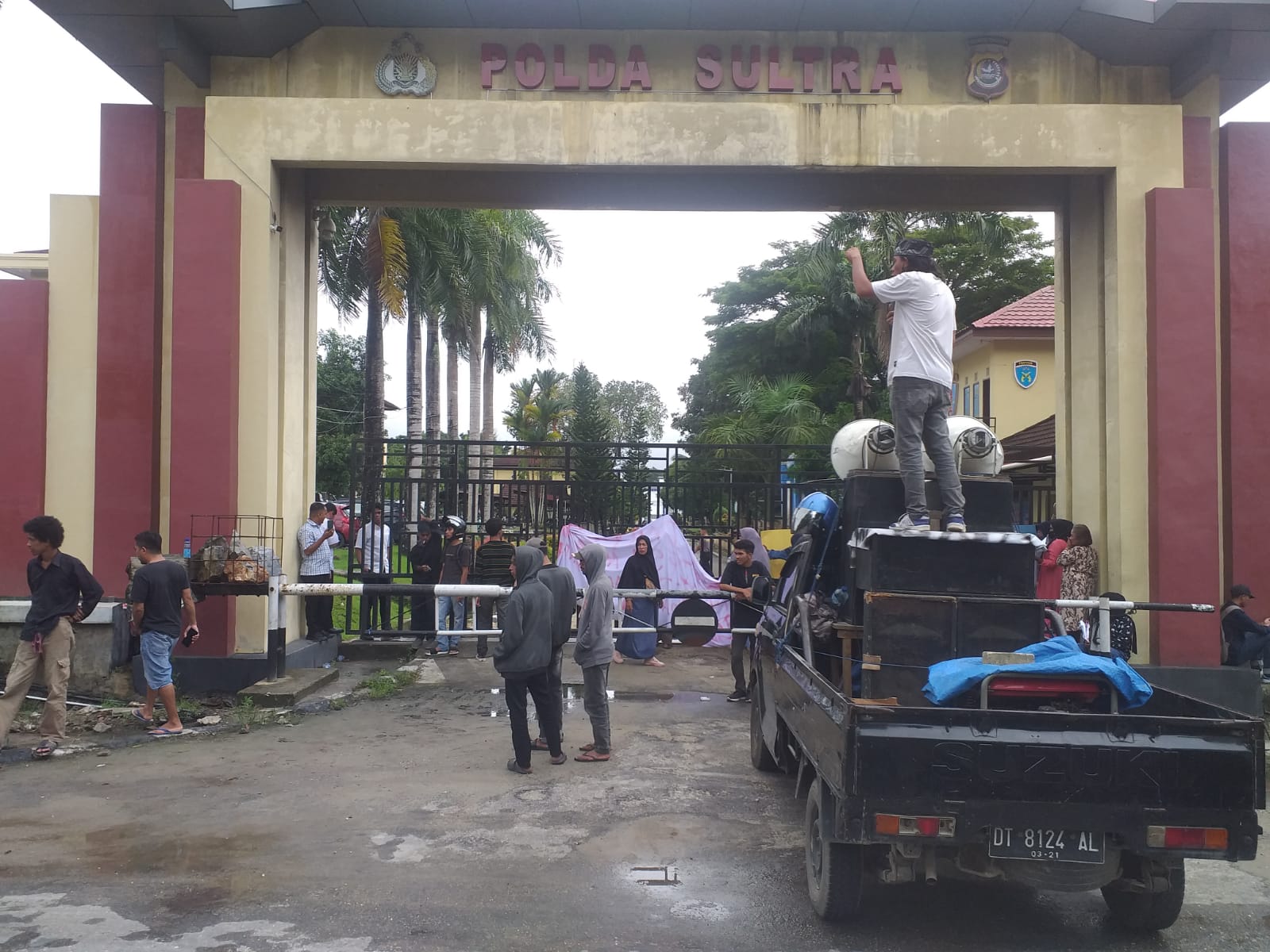 Demo Aktivis di Mapolda Sultra, Usut Dugaan Ijazah Palsu Oknum Kades Marombo Pantai Kabupaten Konawe Utara