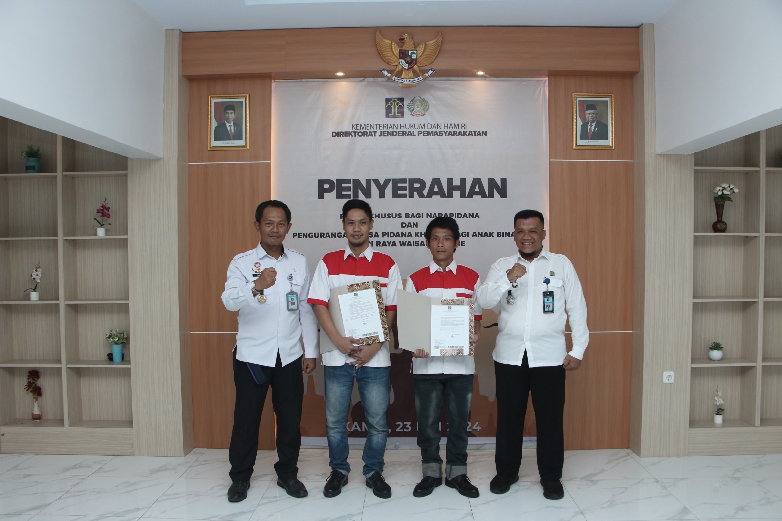 SURABAYA - Waisak membawa berkah tersendiri bagi 25 narapidana beragama Budha di Jatim. Mereka mendapatkan pemotongan masa pidana (remisi).

"Karena bersifat khusus, maka hanya narapidana beragama Budha saja yang mendapatkan remisi," ujar Kakanwil Kemenkumham Jatim Heni Yuwono (23/5).

Heni menjelaskan bahwa besaran remisi yang diberikan bervariasi. Paling rendah 15 hari. Sedangkan paling besar sebesar 2 bulan.

"Besaran remisi tergantung pada masa pidana yang telah dijalani, semakin lama, semakin besar," terang Heni.

Selain itu, syarat yang harus dipenuhi narapidana untuk mendapatkan remisi adalah berkelakuan baik dalam kurun waktu remisi berjalan.

"Berkelakuan baik ini dibuktikan dengan telah dilakukan penilaian pembinaan berdasar sistem penilaian pembinaan narapidana (SPPN) secara rutin," jelas Heni.

Selain itu, telah menjalani pidana minimal enam bulan untuk narapidana dan tiga bulan bagi anak binaan dihitung sejak tanggal penahanan sampai tanggal 23 Mei Tahun 2024.

"Juga syarat mutlaknya adalah telah menunjukkan penurunan tingkat risiko yang didasarkan atas penilaian instrumen screening penempatan narapidana (ISPN)," urainya.

Dari 25 narapidana yang mendapatnya remisi khusus Waisak di Jatim, lebih dari separuhnya atau sebanyak 13 orang mendapatkan pemotongan masa pidana sebesar 1 bulan. Selain itu, sebanyak lima orang mendapatkan remisi 1 bulan 15 hari dan ada pula yang mendapatkan pemotongan selama 2 bulan sebanyak 4 orang. Sisanya mendapatkan potongan hukuman selama 15 hari.

"Tidak ada yang langsung bebas, semuanya masih harus menjalani sisa pidananya," tutup Heni.

Editor : Abdul
Reporter :" (Redho