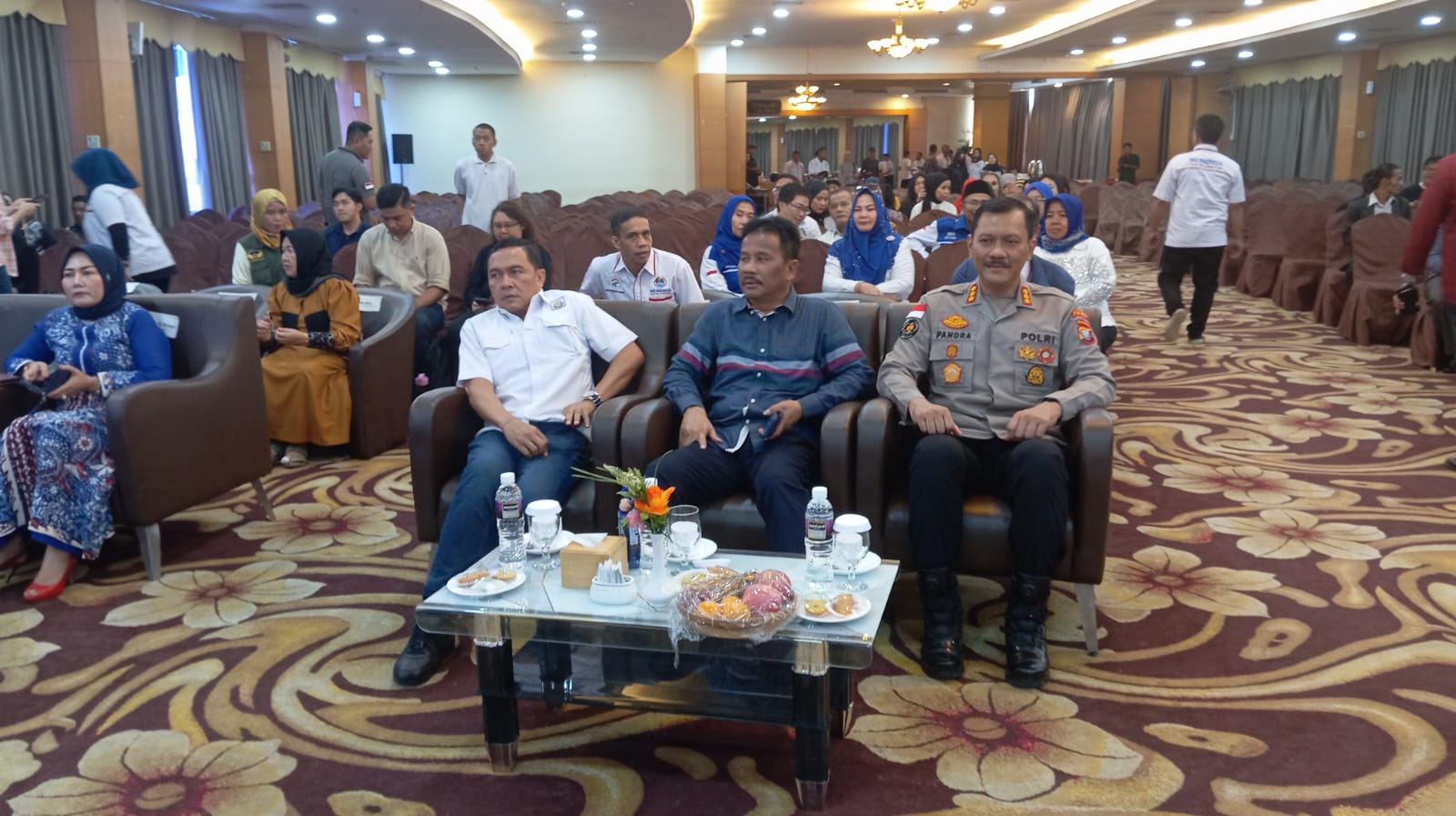 Kapolda Kepri Irjen Pol Drs.Yan Fitri Halimansyah MH Menerima Penganugerahan Golden Award dari IWO Indonesia