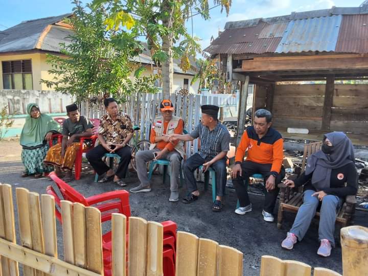 Respon Cepat Laporan Kebakaran di Pulau Kayuadi, Kalaksa BPBD Pimpin Langsung Penyerahan Bantuan ke TKP