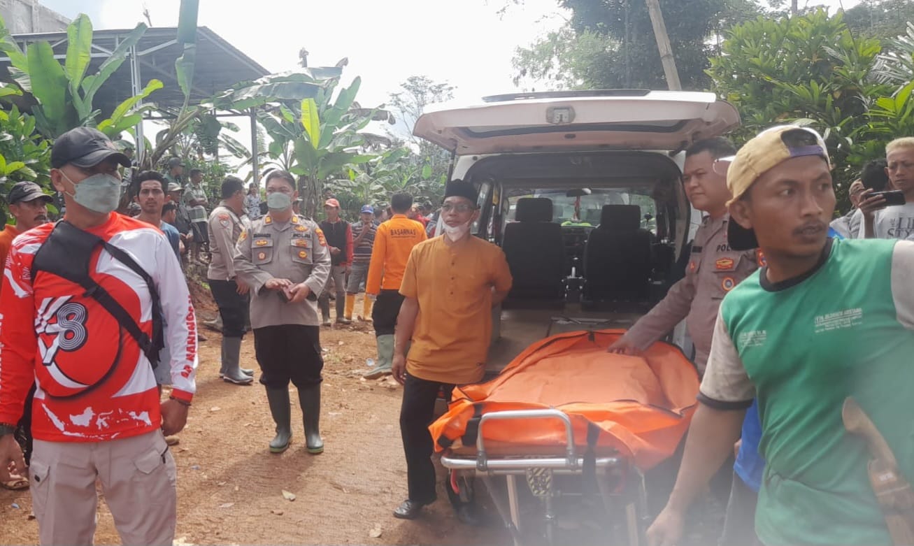 Polsek Pulau Panggung Evakuasi Dua Mayat Tertimbun Longsor