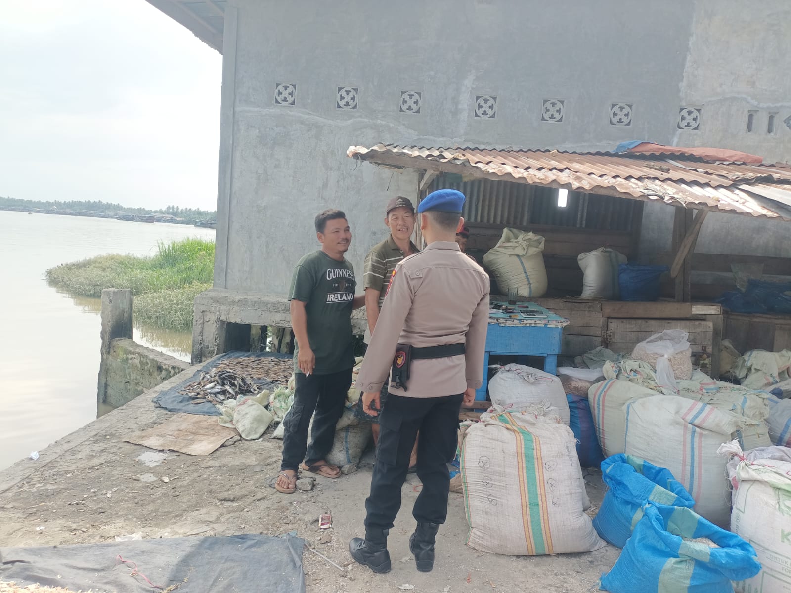 PS Kasubnitbinmasair Sat Polairud Polres Tanjung Balai Laksanakan Himbauan Kepada Masyarakat Secara Humanis