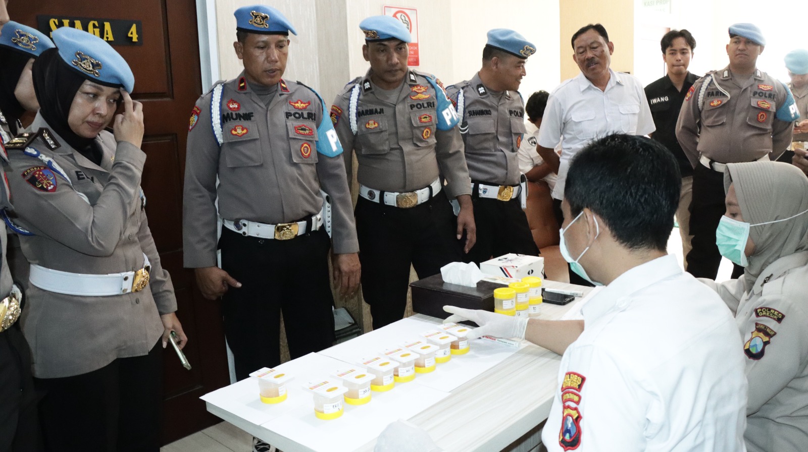 GRESIK - Propam Polda Jawa Timur (Jatim) yang dipimpin Iptu Elis Purwandari bersama Propam Polres Gresik melakukan operasi gabungan di Polres Gresik. Operasi ini bertujuan untuk mencegah penyalahgunaan narkoba di kalangan personel Polri. Selasa (28-05-2024).

Operasi gabungan ini meliputi pemeriksaan sikap tampang dan kelengkapan diri personel, serta tes urine. Pemeriksaan dilakukan oleh Sie Dokkes Polres Gresik. Hasilnya, seluruh personel yang mengikuti tes urine dinyatakan negatif narkoba.

Kapolres Gresik AKBP Adhitya Panji Anom menjelaskan bahwa kegiatan ini merupakan upaya untuk memelihara dan meningkatkan disiplin dan profesionalisme personel Polri. Kapolres juga menekankan bahwa Polri berkomitmen untuk bersih dari narkoba.

Operasi gabungan ini merupakan langkah yang tepat untuk mencegah penyalahgunaan narkoba di kalangan personel Polri.

"Dengan melakukan tes urine secara berkala, diharapkan dapat meminimalisir potensi penyalahgunaan narkoba di kalangan personel Polri," ucap Kapolres Gresik.

Operasi ini juga menunjukkan komitmen Polri untuk menjaga citra dan martabat institusi.

"Personel Polri yang bersih dari narkoba akan lebih profesional dalam menjalankan tugasnya dan mampu menjadi teladan bagi masyarakat," tutupnya.

Editor : Abdul
Reporter : (Redho)
