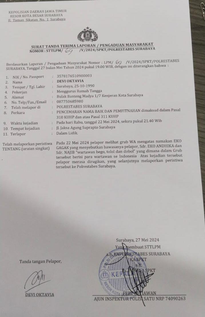 SURABAYA_Berhati-hatilah dalam mengetik sebuah kata yang berkaitan dengan profesi seseorang, apalagi di dalam sebuah WhatsApp Grup (WAG), jika tidak mau berujung di jalur hukum.

Hal tersebut seperti yang kini tengah dilakukan oleh Devi Oktavia, Najib, dan Eko Andhika selaku Jurnalis di Surabaya, yang telah melaporkan EG ke Mapolrestabes Surabaya atas pencemaran nama baik.

Kejadian tersebut bermula saat EG menyerang kehormatan profesi yang disandang Eko Andhika Cs sebagai jurnalis dengan mengatakan sebagai "Wartawan Tolol" dan "Wartawan Bego" di WAG bentukan EG sendiri.

Tidak hanya cukup disitu, EG juga menyebarkan di dalam Grup lain, yang didalamnya terdapat sejumlah rekan profesi dan beberapa pihak instansi lain.
Sontak melihat hal tersebut, Eko Andhika Cs mengaku kaget bahkan dirinya merasa dipermalukan atas kejadian ini, apalagi ada ancaman yang menyebutkan bahwasanya EG akan membunuhnya.

Lantas ia berkoordinasi dengan beberapa rekan seprofesinya dan sepakat melaporkan kejadian yang menimpa dirinya bersama rekan-rekannya di Mapolrestabes Surabayaq
"Jujur saya tidak punya masalah dengan EG sebelumnya, bahkan saya tidak mengenalnya dengan baik, hanya berada dalam grupnya, lah ini kok tiba-tiba saya diancam dan difitnah seperti ini, maksudnya apa," urai Eko Andhika usai membuat laporan di Mapolrestabes Surabaya.

Ia juga menambahkan bahwasanya ingin memberikan sebuah pelajaran, haruslah bijak dalam menggunakan media sosial, jika emang ada masalah secara pribadi janganlah disebarluaskan seperti ini, apalagi ini Devi Cs tidak mengenal sama yang bersangkutan.

Kini semuanya sudah terlambat, laporan atas pencemaran nama baik sudah diterima oleh Mapolrestabes Surabaya, dan tinggal menunggu proses selanjutnya.

Editor : Abdul
Reporter : Redho