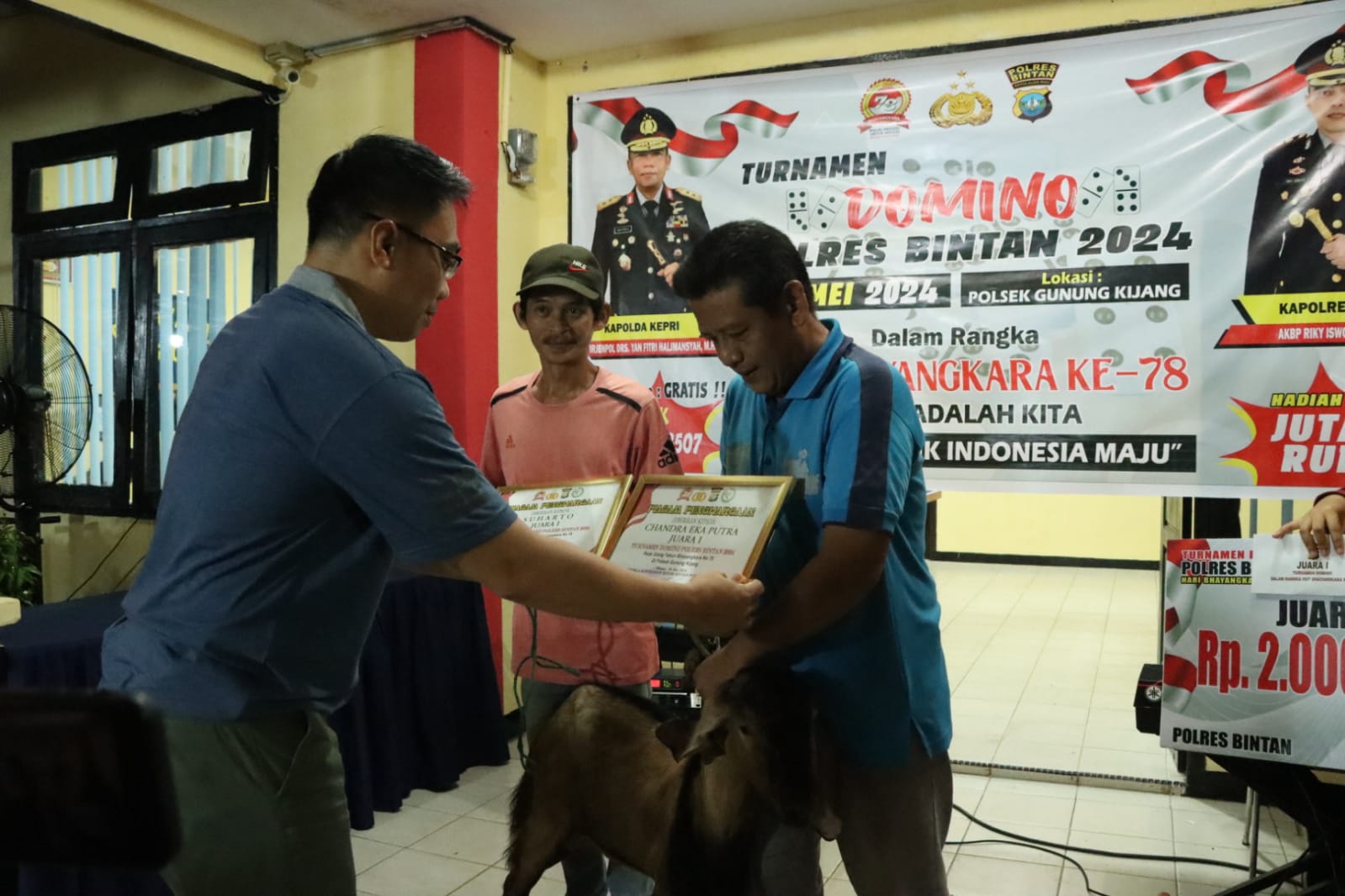 Sepasang Terbaik Mendapat Hadiah 2 Ekor Kambing Dari Kapolres Bintan.