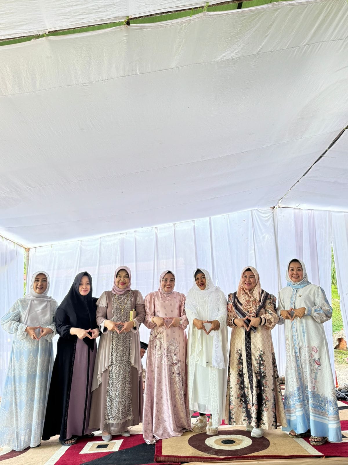 LAHAT -</strong> Dalam kegiatan menghadiri undangan kenaikan Haji dan kihtanan di Desa Muarasiban Kecamatan Lahat, Lidyawati disambut hangat oleh masyarakat setempat, pasalnya Lidyawati akan maju Di pilkada tahun 2024 menjadi bupati lahat Yang akan Tetap berpasangan dengan Wakil Yang Lama Haryanto. Minggu (25/05/2024).

Dalam Sambutan Lidyawati Mengatakan, “Bapak Cik ujang Akan Maju di Pilgub Sumsel, Beliau Di pinang pak Herman Deru Untuk menjadi wakil nya Dalam Pilgub Sumsel Mendatang. Maka dari itu, kami berdua sepakat untuk melanjutkan program pembangunan Kabupaten Lahat bersama bapak Haryanto,” ujar Lidyawati

Lidyawati pun menjelaskan, program yang sudah dicapai dimasa jabatan bapak Cik Ujang dan Haryanto, sudah berjalan Dengan Baik, pembangunan inprastruktur pendidikan, kesehatan gratis, perkebunan, peternakan, perikanan, pertanian, pendidikan telah dilaksanakan, santunan kematian.

<img class="alignnone size-full wp-image-64628" src="https://harianteks.com/wp-content/uploads/2024/05/WhatsApp-Image-2024-05-19-at-07.52.49_a30ac491-40.jpg" alt="Hadiri Hajatan Bacabup Lidyawati Tegaskan Akan Lanjutkan Program CAHAYA Untuk Masyarakat Kabupaten Lahat " width="1600" height="1200" />
“Namun ada cita cita bapak bupati masih banyak untuk membangun kabupaten lahat salah satunya 1 desa 1 sarjana tentu program ini sangat berguna untuk kemajuan masyarakat lahat kedepanya,” tuturnya.

Ia menambahkan, masih banyak program program yang akan di berikan kepada masyarakat Kabupaten Lahat, Lidyawati pun menyampaikan kepada masyarakat.

<img class="alignnone size-full wp-image-64629" src="https://harianteks.com/wp-content/uploads/2024/05/goi-91.jpg" alt="Hadiri Hajatan Bacabup Lidyawati Tegaskan Akan Lanjutkan Program CAHAYA Untuk Masyarakat Kabupaten Lahat " width="1200" height="1600" />

“Mohon dukungan dan restu masyarakat kabupaten lahat, agar tentunya langkah kami berdua dipermudah, bapak Cik ujang menitip pesan kepada seluruh hadirin maupun sanak pemilihan yang hadir maupun belum hadir agar kiranya kita kompak dan mari sama sama kedepan membangun kabupaten lahat yang kita cintai,” pesannya.

“Kalau Bapak Cik ujang terpilih menjadi wakil Gubernur, tidak mungkin kabupaten Lahat sekitarnya tidak dibangun, tentu bantuan dari provinsi akan disalurkan ke Kabupaten Lahat. Maka dari itu butuh kekompakan kita sama-sama mendukung bapak Cik Ujang menjadi wakil Gubernur, guna kemajuan sumsel dan kabupaten lahat,” tutup Lidyawati.

Lidyawati pun turut mendoakan yang berangkat Haji, agar kiranya menjadi Haji Mabrur dan Mabruroh serta anak yang dikhitankan menjadi anak yang soleh juga berbakti kepada bangsa dan negra, serta kedua orangtuanya, Lidyawati di dampingi anggota DPRD terpilih kabupaten Lahat Sumiyati haryanto beserta tim.

Editor : Abdul
Reporter: Nita