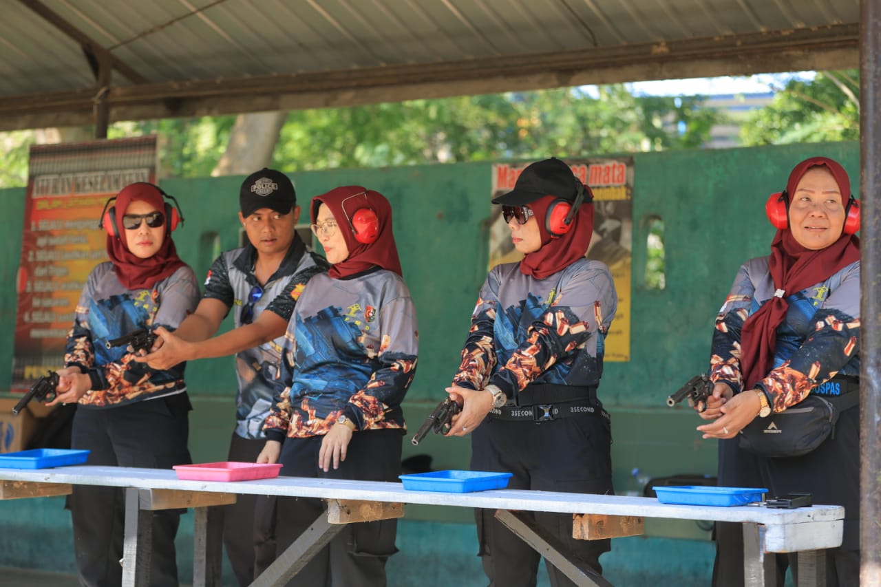 Tingkatkan Sinergi dan Asah Ketangkasan, Ka UPT Pemasyarakatan dan Imigrasi Di Jatim Latihan Menembak Bersama 