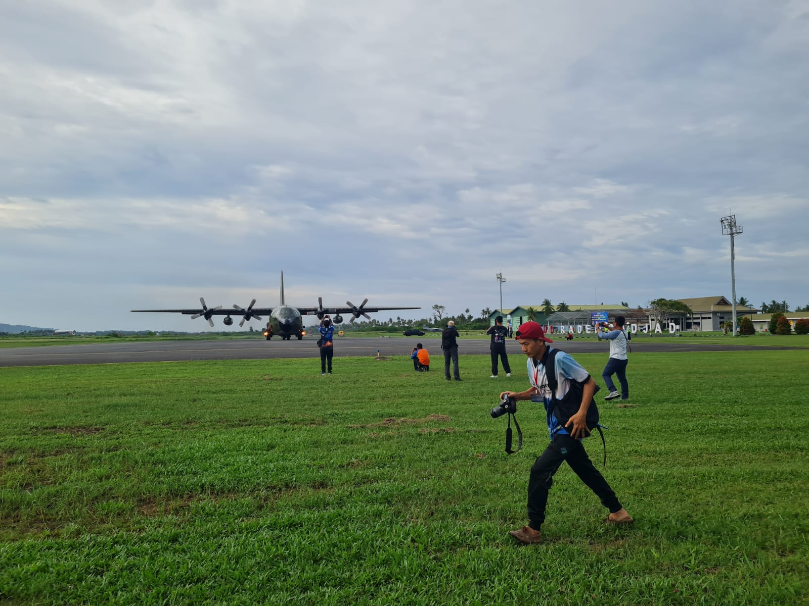 Pesawat Hercules TNI AU Mendarat Mulus di Natuna: Inspirasi Lomba Foto dan Karya Tulis Danlanud RSA Awards 2024