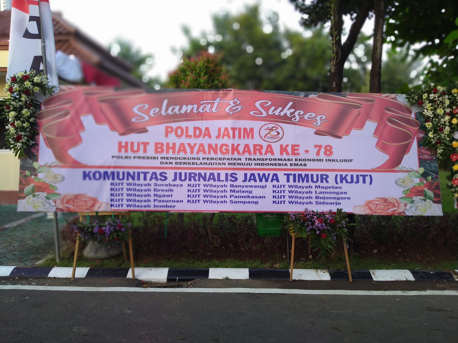 KJJT Wilayah Serentak Kirim Ucapan HUT Bayangkara Ke-78 Lewat Karangan Bunga