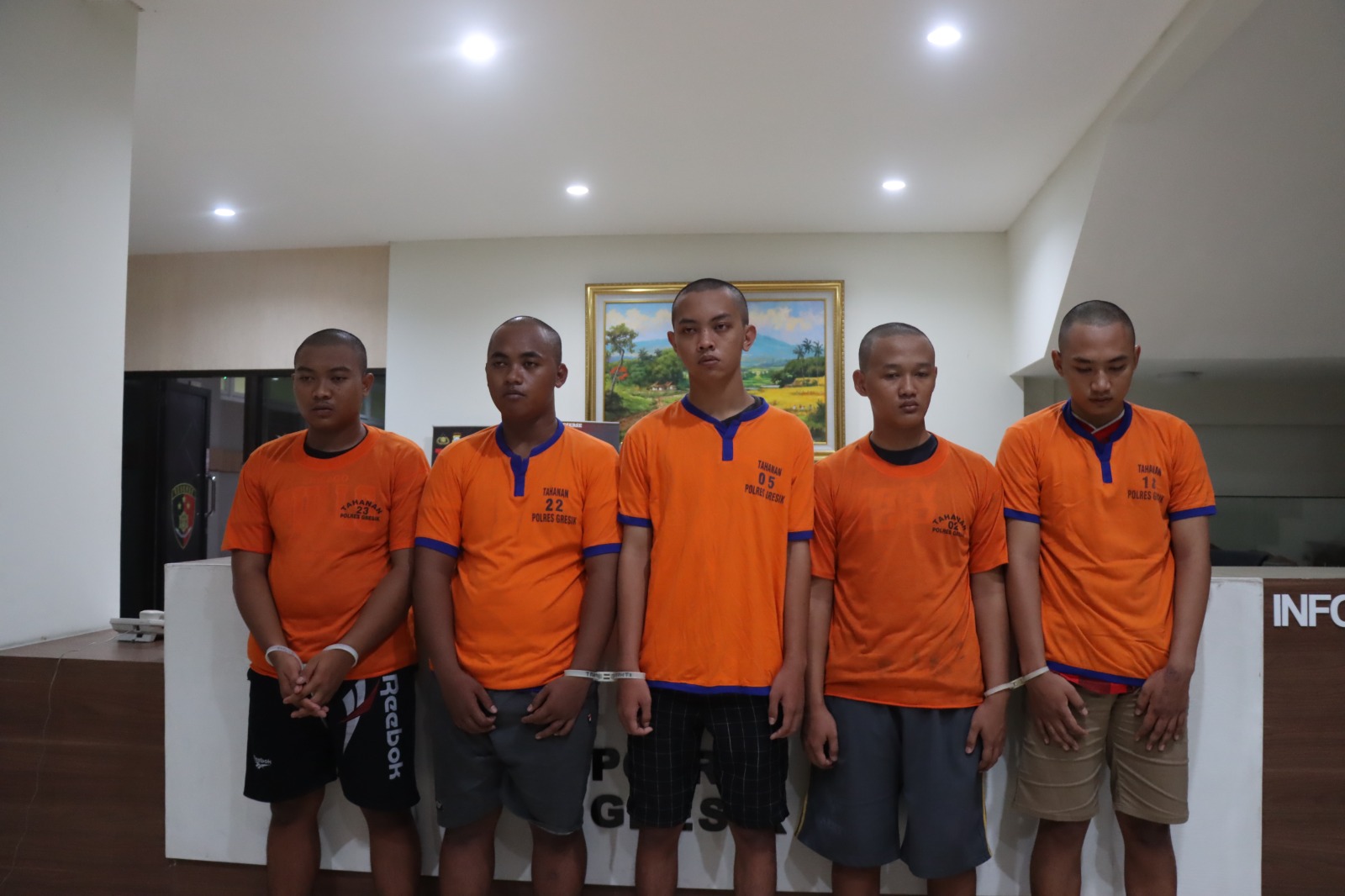 GRESIK- Satreskrim Polres Gresik bergerak cepat mengamankan komplotan pesilat yang mengeroyok pemuda asal Sidoarjo hingga akhirnya meninggal dunia. Sebanyak enam orang pesilat telah ditangkap. Tiga orang lainnya masih berstatus DPO.

Mereka mengeroyok korban berinisial SW (20) asal Krian, Sidoarjo hingga tewas. Kasus pengeroyokan ini terjadi pada Minggu (19/5) dinihari, di depan warung Hamas, Desa Banjaran, Driyorejo, Gresik.

Korban SW dikeroyok para pelaku dan dikepruk botol kaca hingga mengalami geger otak dan koma selama beberapa hari di rumah sakit.

Korban mendapatkan perawatan di RS Petrokimia di Driyorejo, kemudian mendapatkan perawatan intensif di Surabaya dan menghembuskan nafas terakhir pada Kamis (23/5/2024) dinihari.

Tidak hanya SW, para pelaku juga melakukan aksinya di tempat lain, mengeroyok korban M. Suhirman dan M. Ady Saputra. Kedua korban selamat langsung melaporkan ke pihak kepolisian dan di obatkan dan serta di Visumkan ke Puskesmas Driyorejo.

Kasatreskrim Polres Gresik AKP Aldhino Prima Wirdhan mengatakan, anggota Opsnal Polres Gresik mendapatkan informasi terkait adanya dugaan tindak pidana pengeroyokan tersebut dan langsung melakukan penyelidikan dan meminta keterangan para saksi-saksi.

Kemudian pada hari Minggu tanggal 19 Mei 2024 Anggota Opsnal Polres Gresik telah berhasil mengamankan terduga tersangka di rumahnya masing-masing.

Para tersangka sudah diamankan beberapa jam setelah kejadian. Enam pelaku yang diamankan adalah CD (18th) NR(19th) dan MN (19th), mereka berasal dari Desa Banjaran, Kecamatan Driyorejo, Gresik.

Kemudian, EG (19) dan AD (18) asal Desa Banyuurip, Kecamatan Kedamean, Gresik langsung diciduk di rumahnya. Satu tersangka lagi orang merupakan Anak di Bawah Umur (ABH).

Barang bukti yang diamankan satu buah botol, empat buah handphone, dua jaket hoodie dan dua kaos.

"Sebanyak enam orang tersangka sudah kami amankan, terdiri dari lima orang dewasa dan satu anak di bawah umur," ucapnya.

Tidak sampai disitu, polisi masih memburu pelaku lainnya yang saat ini tengah melarikan diri. Satreskrim Polres Gresik telah mengantongi identitas tiga tersangka lain yang berstatus DPO.

"Kami menetapkan tiga orang DPO, dua diantaranya masih di bawah umur, satu orang atas nama Ilham alias Celeng saat ini masih dalam proses pengejaran tim Resmob Satreskrim Polres Gresik," ucapnya.

Para tersangka dijerat dengan Pasal 170 KUHP ayat 2 dan 3, berbunyi barang siapa dengan terang - terangan dan dengan tenaga besama – sama menggunakan kekerasan terhadap orang atau barang yang mengakibatkan matinya orang dengan penjara selama – lamanya 12 tahun.

Editor : Abdul
Reporter :(Redho)