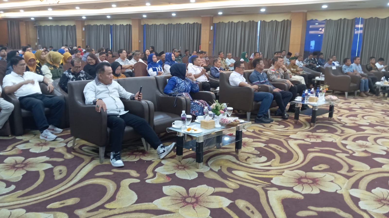 Kapolda Kepri Irjen Pol Drs.Yan Fitri Halimansyah MH Menerima Penganugerahan Golden Award dari IWO Indonesia