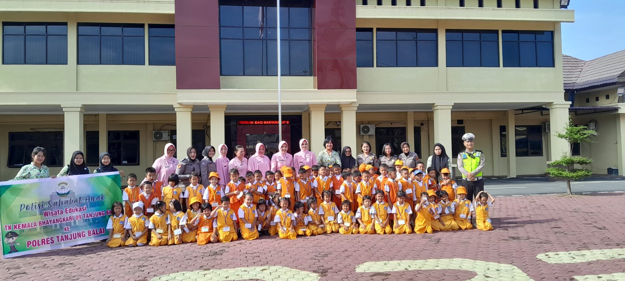 TANJUNGBALAI - Sat Lantas Polres Tanjungbalai memberikan edukasi pengenalan rambu - rambu lalulintas dan Kamseltibcar Lantas kepada siswa - siswi Tk 09 BHAYANGKARI.

Kegiatan bertempat di Mako Polres Tanjung Balai, Senin (3/6/24) pukul 08.00 Wib s/d selesai dilaksanakan lima personil Sat lantas.

Dipimpin IPTU Hotben Pasaribu
(KBO SAT LANTAS) diikuti AIPTU Samuel R.P. Sinaga (KANIT KAMSEL), AIPDA Deddy Satria (KANIT TURJAGWALI), BRIGADIR Vicky Tarign (BANIT GAKKUM) dan BRIPDA Agus Alpindo P.S. Sitanggang (BANIT TURJAGWALI).

Kasat Lantas AKP. Relapang Sitepu SH. MH melalui IPTU Hotben saat dikonfirmasi wartawan mengatakan, "Dengan dilaksanakannya kegiatan ini harapan kami agar para murid Tk 09 BHAYANGKARI bisa menjadi pelopor keselamatan berlalulintas untuk dirinya dan menjadi cerminan di lingkungan sekolah dan juga dalam keluarganya.

"Kami berharap dapat meningkatkan profil Polri sebagai pelindung dan pengayom bagi anak-anak di masyarakat".

"Kegiatan Polisi Sahabat Anak tidak hanya memberikan pengetahuan terkait lalu lintas, pengenalan rambu rambu lalu lintas namun juga bertujuan untuk melatih rasa percaya diri anak-anak dengan mengajak mereka untuk berinteraksi dan tampil di depan kelas, Berbagai metode yang menyenangkan dan edukatif digunakan untuk mendekatkan materi lalu lintas kepada anak-anak, seperti permainan, demonstrasi, dan penyampaian cerita pendek tentang keselamatan di jalan raya. "Pungkas Kasat.

Editor : Abdul
Reporter : Ishak