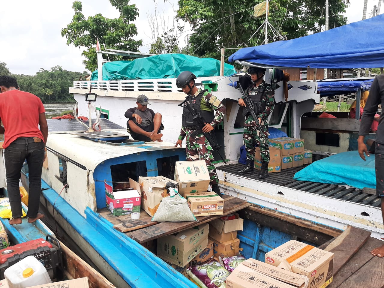 Personil TNi Diperbatasan Kegiatan Swiping Rutin Kapal Opsi Barang Diperbatasan