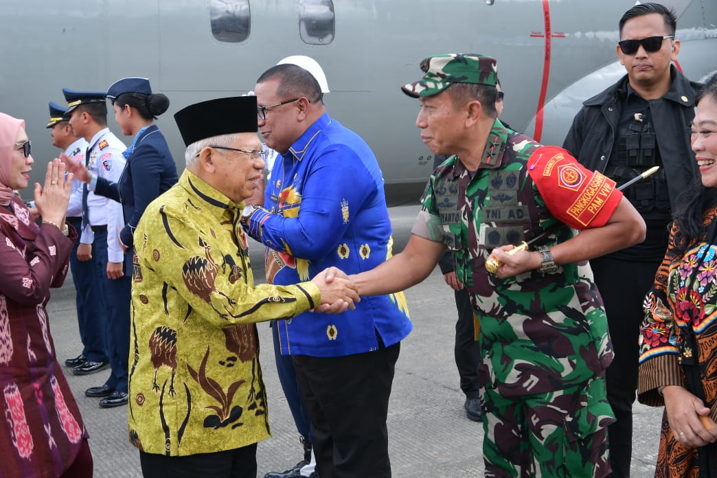Pangdam XVIII/Kasuari Mayjen TNI Harianto,S.I.P.,M.Tr.(Han) Sambut Wapres RI di Bandara DEO