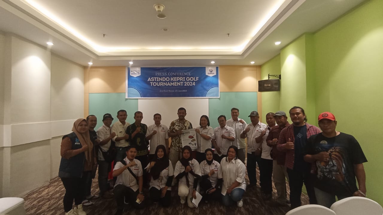  BATAM-</strong> Batam - Jumpa pers yang dihadiri oleh Kadis Pariwisata Kepri, Guntur Sakti, Ketua Panitia Turnamen Golf Kepri, Deni S Ketua Ikatan Wartawan online Indonesia Provinsi kepri, Nursalim Turatea, serta para wartawan IWO Indonesia dan anggota Astindo yang lain nya , yang berlangsung pada hari Minggu, 23 Juni 2024 bertempat di Zest Hotel Harbour Buy Nagoya. Ketua Panitia, Deni Situmeang dalam sambutannya mengatakan bahwa dalam upaya membangkitkan pariwisata di Kepulauan Riau, ASTINDO Kepri kembali menggelar ASTINDO Kepri Golf Tournament 2024, setelah tahun sebelumnya dua anggota ASTINDO sukses melaksanakan dua turnamen di tahun 2020 dan 2022, pada tahun ini seluruh anggota ASTINDO Kepri yang berjumlah 16 Travel Agent akan bekerja sama untuk menyelenggarakan acara bergengsi ini pada Kamis, 11 Juli 2024 di Palm Springs Golf & Country Club. Turnamen ini bertujuan untuk mengundang partisipasi aktif dari para golfers Singapura, Malaysia, dan Indonesia, serta meningkatkan kedatangan wisatawan asing ke Kepulauan Riau. Dengan target 180 peserta, turnamen ini akan menggunakan 27 holes dan menawarkan hadiah menarik untuk para peserta. Di antaranya adalah dua unit mobil dan hadiah uang tunai senilai 100 juta Rupiah untuk setiap tiga hole par 3 sebagai hadiah Hole In One. Selain itu, panitia juga menyediakan hadiah lucky draw menarik seperti satu unit sepeda motor. Tidak hanya itu, seluruh peserta juga akan mendapatkan Tshirt golf yang akan dipakai saat turnamen berlangsung, menambah semarak dan kekompakan acara ini. <img class="alignnone size-full wp-image-67059" src="https://harianteks.com/wp-content/uploads/2024/06/canva-88.jpg" alt="Panitia Pelaksana Astindo Kepri Golf Turnamen 2024 Sukses Adakan Kegiatan Jumpa Pers di Zest Hotel Nagoya" width="1280" height="717" /> Ditambahkannya bahwa "Kami berharap ASTINDO Kepri Golf Tournament 2024 ini tidak hanya menjadi ajang kompetisi, tetapi juga sebagai bukti bahwa Kepulauan Riau, khususnya Batam, siap menyambut wisatawan dengan berbagai aktivitas olahraga dan rekreasi. Kami optimis acara ini dapat meningkatkan citra Batam sebagai destinasi wisata yang menarik dan meningkatkan jumlah kunjungan wisatawan mancanegara." Dengan berbagai persiapan yang matang dan dukungan dari berbagai pihak, ASTINDO Kepri Golf Tournament 2024 diharapkan menjadi salah satu acara golf terbesar di Batam dan Kepulauan Riau tahun ini. Mari sukseskan dan saksikan kemeriahan turnamen ini, serta turut berperan dalam membangkitkan pariwisata Kepri dan Batam. Senada dengan hal tersebut Guntur Sakti Kadis Pariwisata Provinsi kepri di hadapan para awak media yang bergabung dalam Ikatan wartawan online Indonesia Provinsi kepri mengatahui bahwa Pelaksanaan Astindo Tournament Golf Kepri berharap pembukaan golf nantinya ditandai dengan Tee off atau pemukulan bola asap pertama Gubernur Kepulauan Riau, Ansar Ahmad. “Kepri memang luar biasa,” begitu komentar Guntur Sakti saat memberikan sambutannya di depan para awak media. Guntur Sakti mengatakan bahwa Batam mempunyai 7 lapangan golf 3 di antaranya di kabupaten Bintan. Dengan di adakannya turnamen nantinya yang akan berlangsung pada tanggal 11 Juli 2024 yang akan datang Batam pada khususnya dan Kepulauan Riau pada umumnya mampu menaikkan devisa negara terutama dibagian wisata golf ini tutur Guntur Sakti. “Apalagi dengan kedatangan Gubernur Kepri Ansar Ahmad Tentu akan semakin mengangkat potensi wisata di Kepri,” tutur Guntur Sakti. Kehadiran gubernur Kepri untuk memukul bola asap pada hari pembukaan turnamen akan menandai dibukanya turnamen tersebut ini juga akan semakin meyakinkan bahwa Provinsi kepri adalah potensi wisata baik mancanegara dan domestik yang akan menjadi andalan devisa bagi Provinsi tercinta kita ini. Pembuktian nanti pada 11 Juli, pariwisata Kepri siap menerima menyaksikan turnamen ini baik dari peserta asing, maupun domestik. Selanjutnya Nursalim Ketua Ikatan wartawan online Indonesia Provinsi Kepulauan Riau dalam sambutannya mengatakan bahwa turnamen ini adalah turnamen yang pertama kali melibatkan organisasi Ikatan Wartawan Online Indonesia Provinsi Kepri, dan berharap agar para wartawan yang bergabung di IWO Indonesia ini mampu memperlihatkan kerjasama yang baik antara Astindo dan IWO Indonesia. Nursalim juga berharap agar para wartawan yang meliput kegiatan ini mampu menulis sekaligus mempublikasikannya melalui media masing masing. Kedatangan organisasi Ikatan wartawan online Indonesia Provinsi kepri ini bertujuan untuk bekerjasama dengan pemerintah dan pengusaha serta para pegiat usaha termasuk kegiatan turnamen golf ini yang akan di adakan oleh Astindo Kepulauan Riau ini. Kedatangan Ikatan wartawan online Indonesia di bumi segantang lada ini diharapkan menjadi corong pemerintah dan pegiat usaha untuk selalu melibatkan IWO Indonesia yang selalu bertekat mengedepankan berita yang berimbang dan enak dibaca oleh pembaca. Kapanpun kalau pemerintah dan pengusaha membutuhkan organisasi kami yaitu IWO Indonesia maka satu kali 24 jam siap kami layani dengan motto "Berita IWO Indonesia Selalu Kami Nantikan, dan wartawan IWO Indonesia adalah Impian Kami dalam menyajikan berita yang berkualitas, demikian Nursalim mengakhiri sambutannya di depan para wartawan. Selesai acara sambutan dilanjutkan dengan tanya jawab antara Astindo dan para wartawan. Adapun para wartawan yang mengajukan pertanyaan adalah Rara Batam24.com, Aziz Nasution dari Go Indonesia.id, Antoni dari Eranusanews.com serta Efri April dari impiannews.com ke empat penanya tersebut menandai berakhirnya acara jumpa pers yang berlangsung dengan penuh semangat kekeluargaan. Editor : Abdul Reporter : AA Nasutio