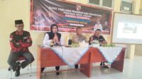Pada tanggal 1 November 2024, suasana di Kecamatan Bunguran Batubi, Kabupaten Natuna, tampak lebih hidup dari biasanya. Aula yang telah dipersiapkan untuk rapat pemilihan pengurus dan pengukuhan Pimpinan Anak Cabang (PAC) Pemuda Pancasila mulai dipenuhi oleh berbagai tokoh masyarakat, anggota organisasi, dan tamu undangan. Mereka datang untuk menghadiri acara penting ini, yang bertujuan memperkuat struktur organisasi Pemuda Pancasila di tingkat kecamatan. Kehadiran Ketua Alpena, Ibu Rahayu Christinawati, menarik perhatian para peserta. Dengan penuh semangat, beliau menyampaikan pesan motivasi bagi anggota Pemuda Pancasila untuk terus berperan aktif dan solid dalam menjalankan program-program yang bermanfaat bagi masyarakat. Di sampingnya, tampak Ketua Pemuda Pancasila Bunguran Timur, Bapak Erliasyah, yang datang untuk memberikan dukungan moral kepada rekan-rekan di Bunguran Batubi. Kehadiran beliau seolah menjadi simbol kebersamaan dan persaudaraan lintas cabang. Selama acara berlangsung, beberapa aliansi dan organisasi turut memberikan sambutan. Masing-masing berbagi harapan agar PAC Pemuda Pancasila Bunguran Batubi mampu menjadi mitra aktif dalam pembangunan daerah. Pesan-pesan yang disampaikan menggambarkan antusiasme dan optimisme terhadap peran Pemuda Pancasila sebagai wadah kepemudaan yang dapat menjadi penggerak positif di tengah masyarakat. Ketika tiba saatnya pengukuhan, suasana berubah menjadi lebih khidmat. Para pengurus baru yang terpilih satu per satu dipanggil ke depan untuk menerima pengukuhan resmi. Sorak sorai dan tepuk tangan dari peserta mengiringi setiap pengurus yang dipanggil, menambah semangat mereka yang akan memimpin PAC Pemuda Pancasila Bunguran Batubi dalam periode mendatang. Acara ditutup dengan sesi foto bersama dan ramah-tamah. Para peserta saling berbagi cerita, bertukar pengalaman, dan mempererat tali persaudaraan. Tak hanya sebagai momen pemilihan dan pengukuhan, acara ini menjadi sarana penting untuk menjalin sinergi di antara berbagai organisasi dan aliansi yang hadir, dengan harapan besar bahwa Pemuda Pancasila di Natuna dapat terus berkiprah dalam menjaga nilai-nilai Pancasila dan membangun masyarakat yang lebih baik. Dengan pengurus yang baru dikukuhkan, PAC Pemuda Pancasila Bunguran Batubi kini memiliki energi dan tekad yang baru untuk melangkah maju, membawa semangat perubahan positif di kecamatan mereka.