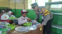 Gembiranya Bocah SD Terpencil di Sidoarjo Saat Diberi Makan Siang Gratis Bergizi Oleh Polisi dan TNI