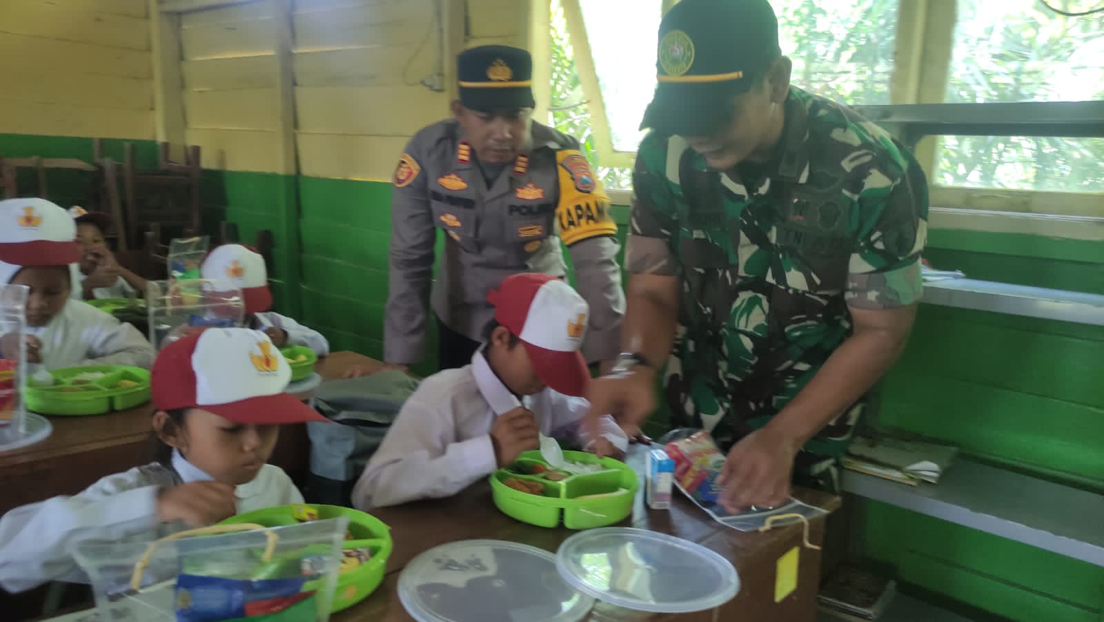 Gembiranya Bocah SD Terpencil di Sidoarjo Saat Diberi Makan Siang Gratis Bergizi Oleh Polisi dan TNI