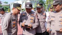 Pastikan Tidak Ada Aplikasi Judi Online, Wakapolres Gresik Cek HP Anggotanya Setelah Apel