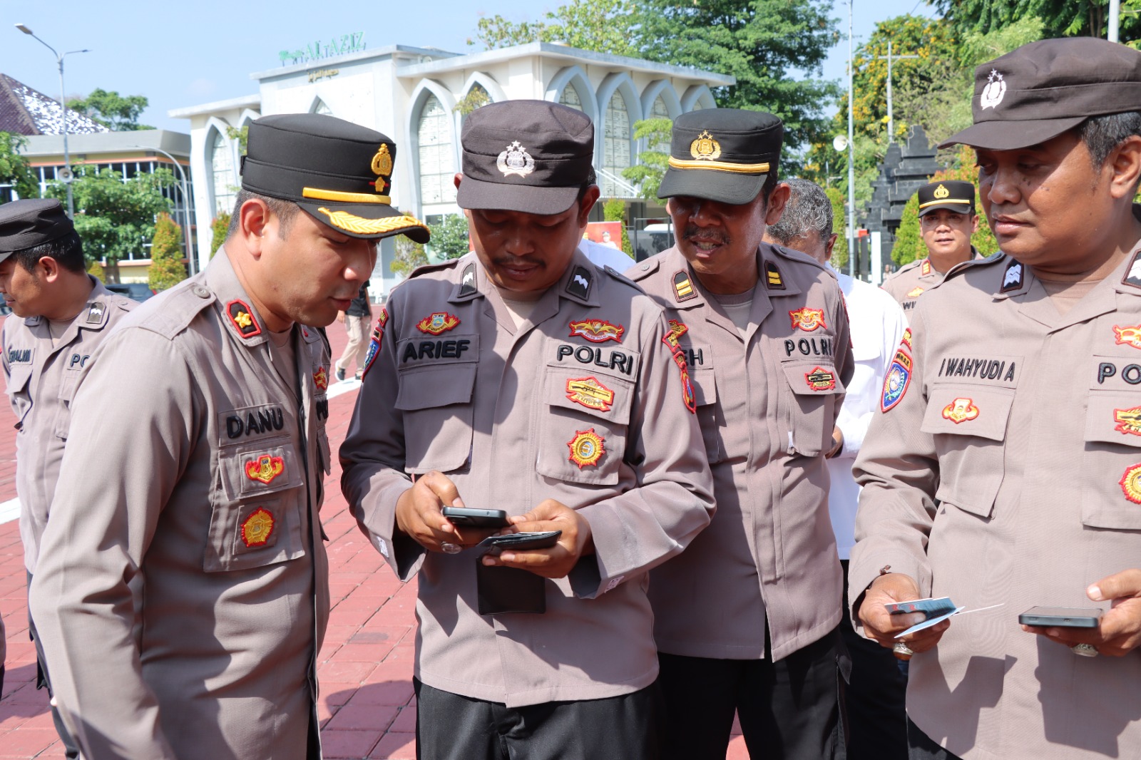 Pastikan Tidak Ada Aplikasi Judi Online, Wakapolres Gresik Cek HP Anggotanya Setelah Apel