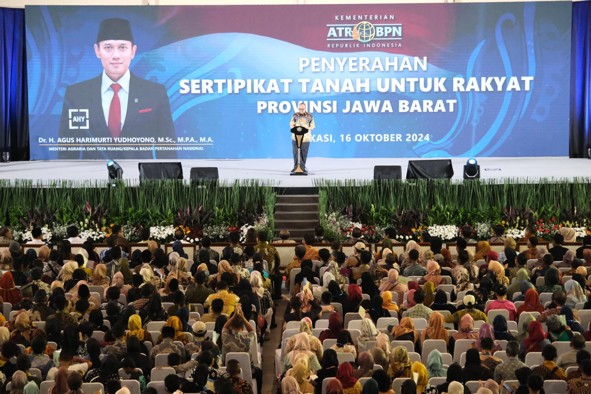 Sekjen Kementerian ATR/BPN Serahkan 3.256 Sertipikat Tanah bagi Masyarakat Jawa Barat: Minimalisir Sengketa dan Persempit Ruang Gerak Mafia Tanah