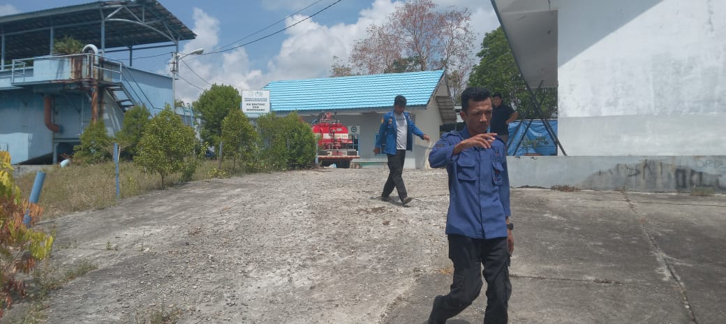 Tangani Kebakaran Lahan di Kecamatan Bontoharu, Posko Damkar Terjunkan Belasan Personil Pemadam