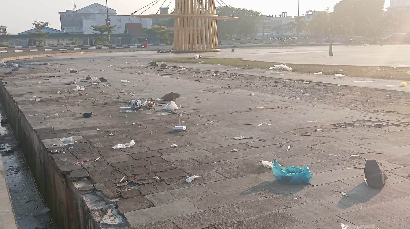 Taman Gurindam 12 Tanjung Pinang Sangat Jorok dan Banyak Sampah Berserakan