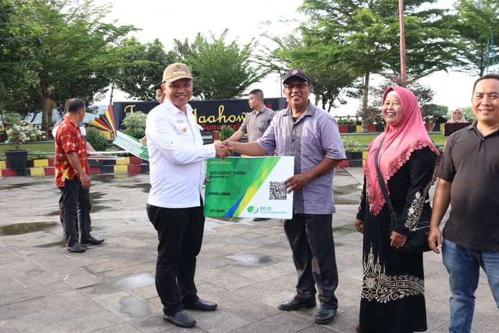 Pjs. Wali Kota Gunungsitoli Salurkan Kartu BPJS Ketenagakerjaan