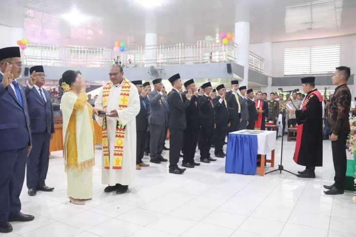 Ketua Umum Pengadilan Negeri Kota Gunungsitoli Melaksanakan Pelantikan Dan Pengambilan Sumpah/Janji Anggota DPRD Kabupaten Nias Utara Masa Jabatan 2024 - 2029