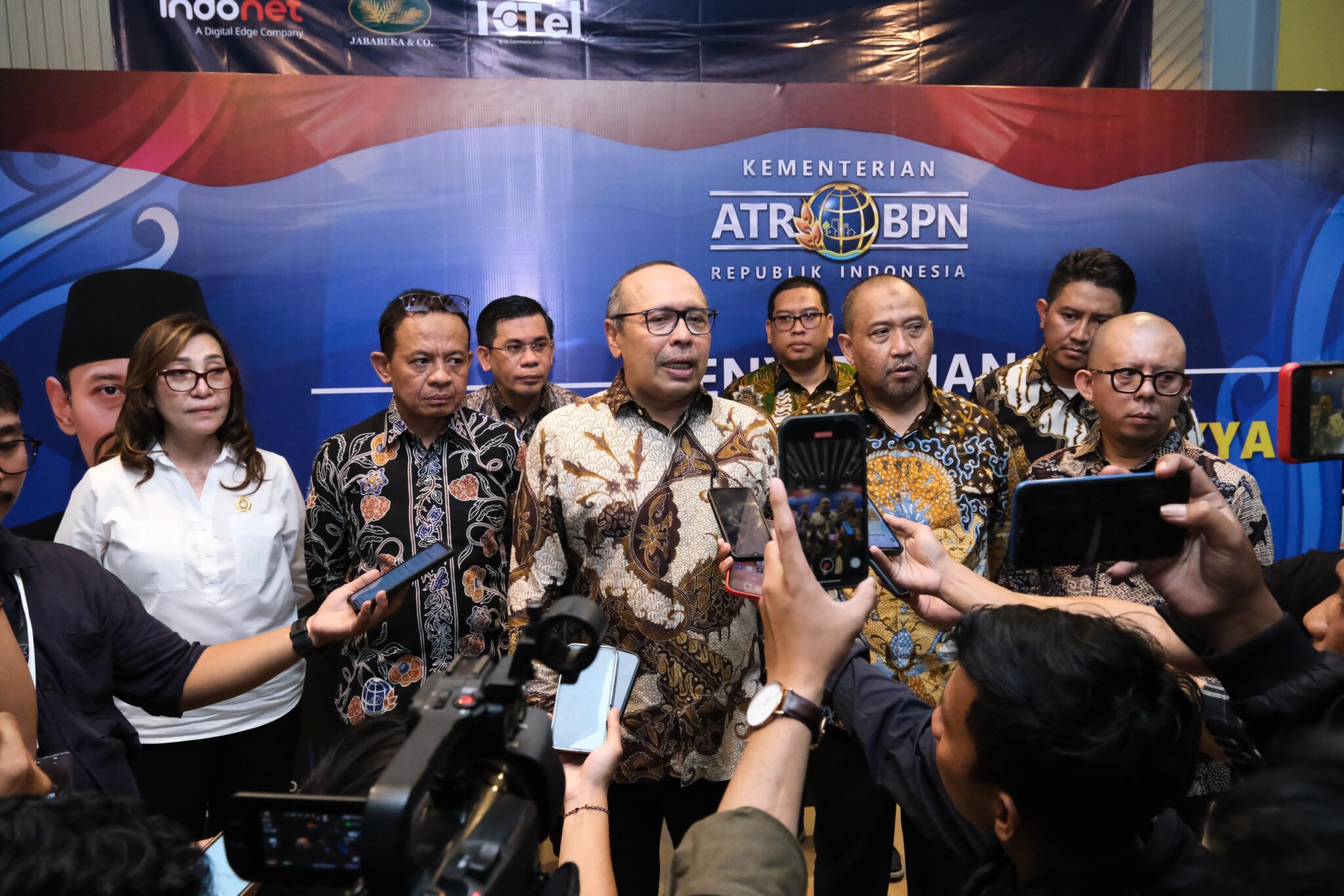 Sekjen Kementerian ATR/BPN Serahkan 3.256 Sertipikat Tanah bagi Masyarakat Jawa Barat: Minimalisir Sengketa dan Persempit Ruang Gerak Mafia Tanah