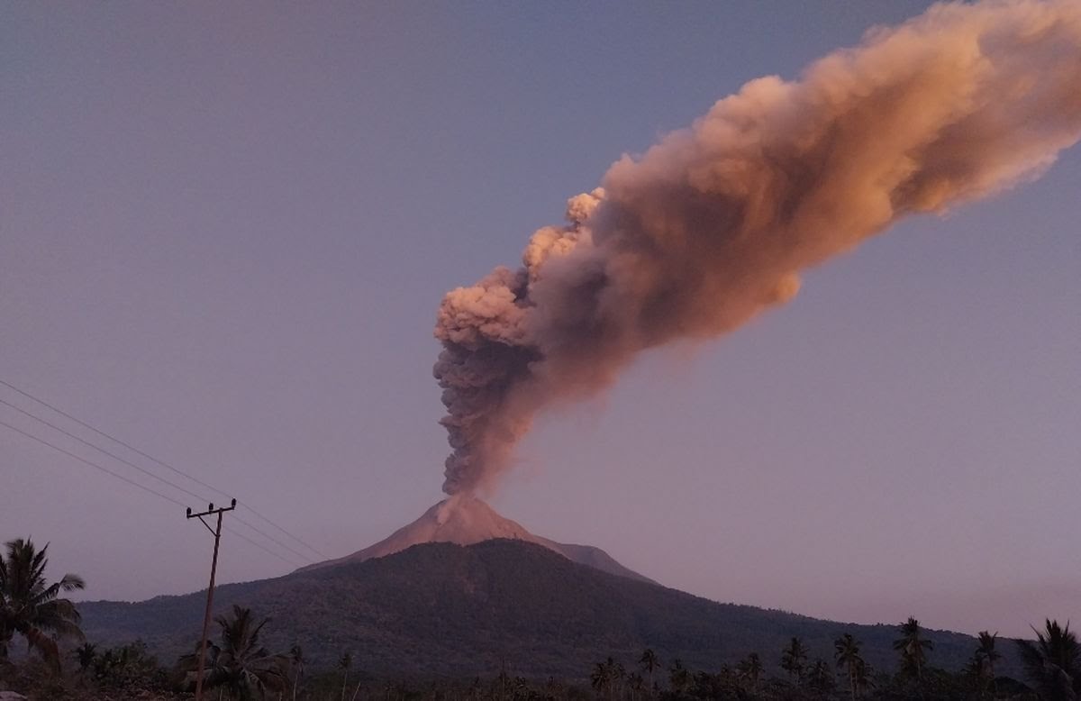 "GUNUNG LEWOTOBI KEMBALI BEREAKSI WARGA PANIK LARI MENYELAMATKAN DIRI" Gunung Lewotobi Laki-laki di Kabupaten Flores Timur, NTT kembali erupsi dahsyat pada, Minggu 3 November 2024 malam. Akibat hujan pasir dan mengeluarkan lava pijar dari arah gunung, warga panik dan lari berhamburan ke Boru Kecamatan Wulanggitang dan Kabupaten Sikka. Warga menggunakan motor hingga mobil untuk mengevakuasi diri ke tempat yang lebih aman. "Warga kebanyakan lari ke arah Boru dan Maumere,",kata Berto saat dihubungi dari Maumere, Senin 4 November 2024. Kata dia, Hingga saat ini, suasana di Desa Boru, Kecamatan Wulanggitang masih mencekam, warga masih mencari keluarga mereka yang terpencar. Menurutnya, beberapa warga dilarikan ke Puskesmas Boru karena tertimpa hujan batu saat terjadi Erupsi. Sementara itu, beberapa rumah dikabarkan terbakar akibat terdampak awan panas saat Erupsi Gunung Lewotobi Laki-laki. Dijelaskan, saat ini Gunu g Lewotobi Laki-laki berada pada status Level III (Siaga) dengan sejumlah rekomendasi. Masyarakat di sekitar Gunung Lewotobi Laki-laki tidak melakukan aktivitas apapun dalam radius 3.5 kilometer dari pusat erupsi Gunung Lewotobi Laki-laki serta sektoral 4 kilometer pada arah Utara-Timur Laut dan 5 kilometer pada sektor Timur Laut. Masyarakat di sekitar Gunung Lewotobi Laki-Laki mewaspadai potensi banjir lahar hujan pada sungai-sungai yang berhulu di puncak Gunung Lewotobi Laki-Laki jika terjadi hujan dengan intensitas tinggi. Masyarakat yang terdampak hujan abu Gunung Lewotobi Laki-laki memakai masker/penutup hidung-mulut untuk menghindari bahaya abu vulkanik pada sistem pernafasan.