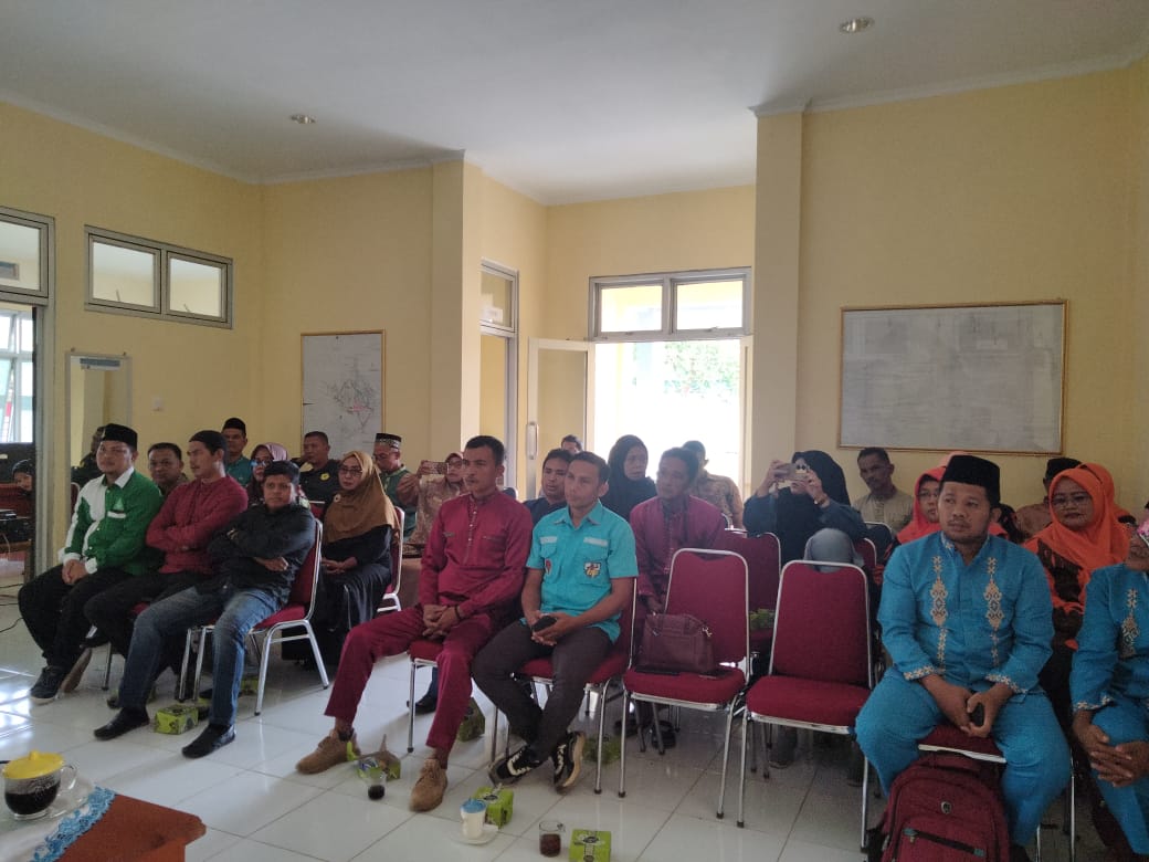 Pada tanggal 1 November 2024, suasana di Kecamatan Bunguran Batubi, Kabupaten Natuna, tampak lebih hidup dari biasanya. Aula yang telah dipersiapkan untuk rapat pemilihan pengurus dan pengukuhan Pimpinan Anak Cabang (PAC) Pemuda Pancasila mulai dipenuhi oleh berbagai tokoh masyarakat, anggota organisasi, dan tamu undangan. Mereka datang untuk menghadiri acara penting ini, yang bertujuan memperkuat struktur organisasi Pemuda Pancasila di tingkat kecamatan. Kehadiran Ketua Alpena, Ibu Rahayu Christinawati, menarik perhatian para peserta. Dengan penuh semangat, beliau menyampaikan pesan motivasi bagi anggota Pemuda Pancasila untuk terus berperan aktif dan solid dalam menjalankan program-program yang bermanfaat bagi masyarakat. Di sampingnya, tampak Ketua Pemuda Pancasila Bunguran Timur, Bapak Erliasyah, yang datang untuk memberikan dukungan moral kepada rekan-rekan di Bunguran Batubi. Kehadiran beliau seolah menjadi simbol kebersamaan dan persaudaraan lintas cabang. Selama acara berlangsung, beberapa aliansi dan organisasi turut memberikan sambutan. Masing-masing berbagi harapan agar PAC Pemuda Pancasila Bunguran Batubi mampu menjadi mitra aktif dalam pembangunan daerah. Pesan-pesan yang disampaikan menggambarkan antusiasme dan optimisme terhadap peran Pemuda Pancasila sebagai wadah kepemudaan yang dapat menjadi penggerak positif di tengah masyarakat. Ketika tiba saatnya pengukuhan, suasana berubah menjadi lebih khidmat. Para pengurus baru yang terpilih satu per satu dipanggil ke depan untuk menerima pengukuhan resmi. Sorak sorai dan tepuk tangan dari peserta mengiringi setiap pengurus yang dipanggil, menambah semangat mereka yang akan memimpin PAC Pemuda Pancasila Bunguran Batubi dalam periode mendatang. Acara ditutup dengan sesi foto bersama dan ramah-tamah. Para peserta saling berbagi cerita, bertukar pengalaman, dan mempererat tali persaudaraan. Tak hanya sebagai momen pemilihan dan pengukuhan, acara ini menjadi sarana penting untuk menjalin sinergi di antara berbagai organisasi dan aliansi yang hadir, dengan harapan besar bahwa Pemuda Pancasila di Natuna dapat terus berkiprah dalam menjaga nilai-nilai Pancasila dan membangun masyarakat yang lebih baik. Dengan pengurus yang baru dikukuhkan, PAC Pemuda Pancasila Bunguran Batubi kini memiliki energi dan tekad yang baru untuk melangkah maju, membawa semangat perubahan positif di kecamatan mereka.