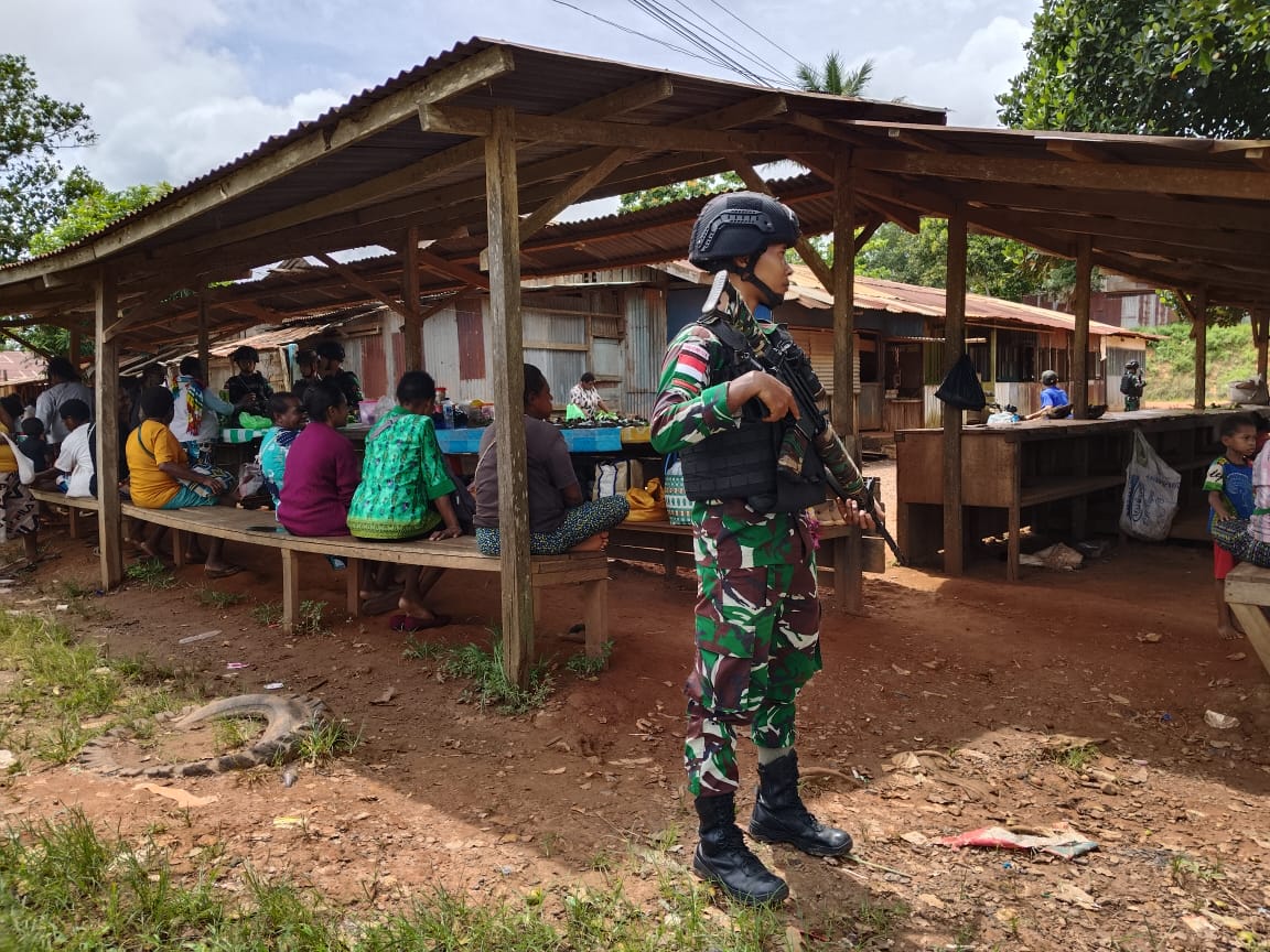Satgas Pamtas Statis RI-PNG Yonif 111/KB: Ini Upaya Kami Membantu Pedagang,Beli Hasil Kebun Masyarakat Perbatasan
