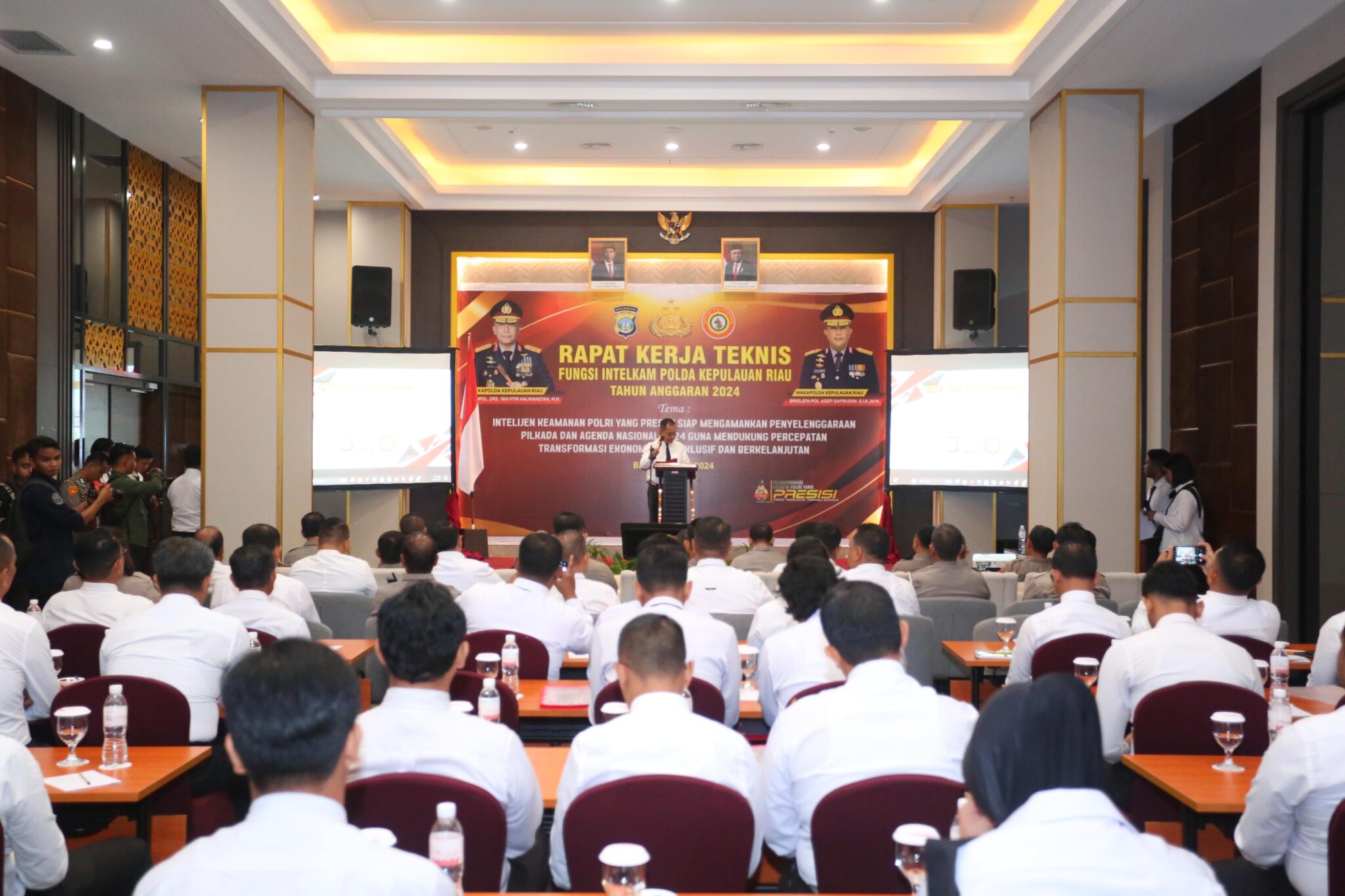  IRJEN POL YAN FITRI HALIMANSYAH BUKA RAKERNIS INTELKAM POLDA KEPRI 2024: PERKUAT INTELIJEN UNTUK STABILITAS DAN TRANSFORMASI EKONOMI

Batam - Polda Kepulauan Riau (Kepri) mengadakan kegiatan Rapat Kerja Teknis (Rakernis) Fungsi Intelkam Tahun Anggaran 2024, Kegiatan ini berlangsung dari pukul 08.30 WIB hingga selesai, dihadiri Kapolda Kepri Irjen. Pol. Drs. Yan Fitri Halimansyah, M.H., Dir intelkam Polda Kepri Kombes. Pol. Zaenal Arifin, S.I.K., PJU Polda Kepri, Wakapolresta Barelang AKBP Syafrudin Semidang Sakti, S.I.K., serta seluruh personel yang mengikuti kegiatan Rakernis Ditintelkam Polda Kepri, yang bertempat di Hotel Asialink Batam, Rabu (12/6/2024). 

Kemudian Dirintelkam Polda Kepri Kombes. Pol. Zaenal Arifin, S.I.K., Menjelaskan maksud dari kegiatan ini adalah memberikan gambaran kepada pimpinan tentang rangkaian kegiatan penyelenggaraan Rakernis Intelkam TA. 2024, dengan tujuan mengevaluasi sejauh mana pelaksanaan tugas pokok dan fungsi intelijen serta pengemban fungsi intelijen di bidang pembinaan dan operasional TA. 2024 yang telah dicapai, termasuk permasalahan atau hambatan yang dihadapi. Kegiatan ini mengusung tema "Intelijen Keamanan Polri yang Presisi siap mengamankan Penyelenggaraan Pilkada dan Agenda Nasional 2024 guna mendukung Percepatan Transformasi Ekonomi yang Inklusif dan Berkelanjutan, " Ungkap Dirintelkam Polda Kepri Kombes. Pol. Zaenal Arifin, S.I.K. 

Dilanjutkan oleh Kapolda Kepri Irjen. Pol. Drs. Yan Fitri Halimansyah, M.H., dalam sambutannya menekankan pentingnya Rakernis sebagai momen strategis untuk meningkatkan kemampuan profesionalisme, memperkuat komitmen, dan menyamakan persepsi tentang tugas serta peran intelijen keamanan Polri. Beliau juga menyoroti peran penting intelijen dalam mendukung stabilitas keamanan dan ketertiban masyarakat Kamtibmas yang kondusif.," Ujar Kapolda Kepri Irjen. Pol. Drs. Yan Fitri Halimansyah, M.H. 

Rakernis ini juga menjadi sarana untuk bersama-sama mendukung program pemerintah tahun 2024, yang menitikberatkan pada percepatan transformasi ekonomi. Pertumbuhan ekonomi Indonesia diharapkan tetap tumbuh dengan baik, meskipun dipengaruhi oleh perkembangan situasi nasional, regional, maupun internasional," Ucap Kapolda Kepri Irjen. Pol. Drs. Yan Fitri Halimansyah, M.H.

Selain itu, Kapolda Kepri Irjen. Pol. Drs. Yan Fitri Halimansyah, M.H., memberikan beberapa Poin penting kepada jajaran Intelkam:

1. Bangun kebanggaan sebagai anggota Intelkam untuk memberikan kontribusi optimal bagi organisasi.

2. Lakukan langkah-langkah intelijen proaktif melalui deteksi dini dan deteksi aksi, serta rahasiakan hasilnya.

3. Lakukan sinergitas antar stakeholder intelijen dengan komunikasi, koordinasi, dan kolaborasi, melibatkan seluruh potensi yang ada.

4. Manfaatkan alat khusus Intelkam untuk mendukung kegiatan intelijen, dan lakukan pengecekan serta penggelaran secara rutin.

5. Jaga sinergitas, solidaritas, dan tingkatkan koordinasi dengan seluruh komunitas intelijen.

6. Ingatkan seluruh anggota Intelkam untuk meminimalisir pelanggaran disiplin dan hindari perbuatan pidana, terutama narkoba dan kekerasan dalam keluarga.

7. Tingkatkan silaturahmi antar sesama anggota Polda Kepri.

Kapolda Kepri Irjen. Pol. Drs. Yan Fitri Halimansyah, M.H., juga berharap para peserta Rakernis dapat mengikuti kegiatan dengan penuh semangat serta memahami materi yang disampaikan oleh narasumber untuk menambah wawasan dan pengetahuan. "Saya mengucapkan selamat mengikuti Rakernis. Semoga kegiatan ini menghasilkan rekomendasi dan langkah konkret yang dapat diimplementasikan di lapangan. Dengan dedikasi dan komitmen bersama, kita dapat mengamankan Pilkada dan mendukung agenda nasional 2024 dengan sebaik-baiknya," tutup Kapolda Kepri Irjen. Pol. Drs. Yan Fitri Halimansyah, M.H.

Terakhir, Kabidhumas Polda Kepri Kombes. Pol. Zahwani Pandra Arsyad, S.H., M.Si., menambahkan pesan kepada masyarakat yang ingin mengadukan atau melihat peta kerawanan serta memerlukan bantuan kepolisian dapat menghubungi Call Center polisi 110 atau unduh aplikasi Polri Super Apps di Googleplay/APP Store.

Salam Presisi
Bidang Humas Polda Kepri

