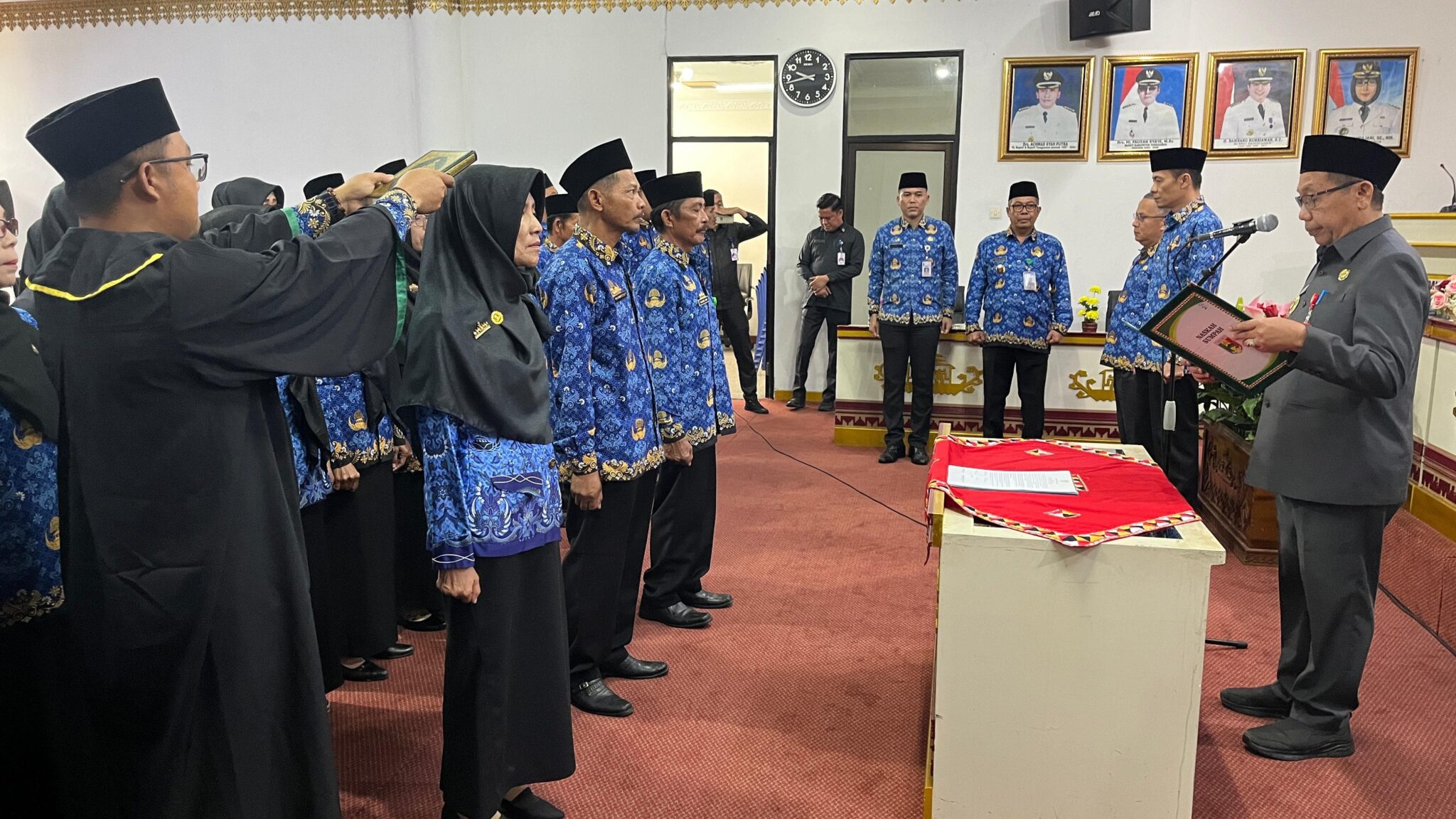 PJ.Sekda Tanggamus Melantik Dan Pengambilan Sumpah Janji PNS Dalam Jabatan Fungsional Guru 

