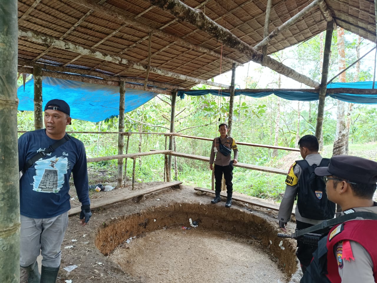 Tidak Menunggu lama Kegiatan Judi Sabung Ayam Di beritakan Di desa Caritas Sogawunasi Polres Nias selatan Serta Polsek Lolowau Turun Di TKP