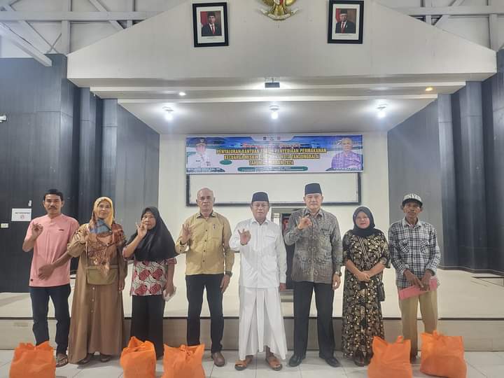 Wali Kota Tanjungbalai H. Waris Tholib, menghadiri acara Penyaluran Bantuan Sosial Penyediaan Permakanan Keluarga Miskin Non BPNT Kota Tanjungbalai Tahun Anggaran 2024,