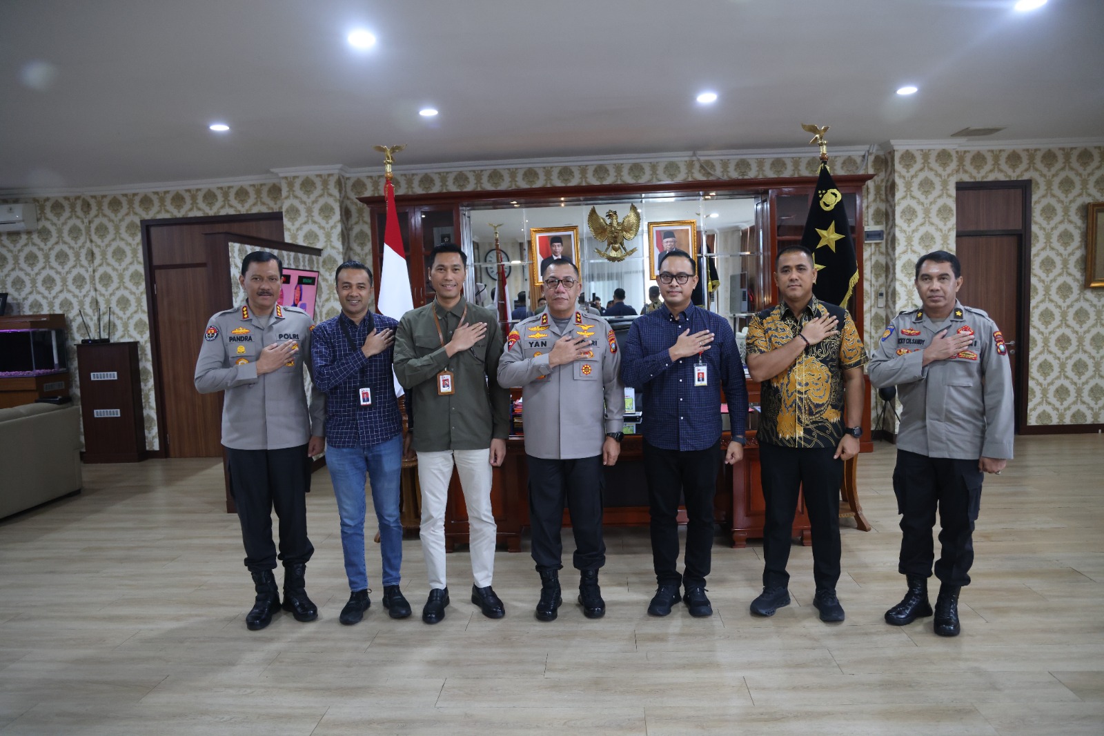 IRJEN POL YAN FITRI HALIMANSYAH TERIMA KUNJUNGAN SILATURAHMI OJK PROVINSI KEPRI

Batam - Dalam rangka memperkuat sinergi dan kolaborasi dalam menjaga stabilitas sektor keuangan di Kepulauan Riau (Kepri), Kapolda Kepri Irjen. Pol. Drs. Yan Fitri Halimansyah, M.H., menyambut baik kunjungan silaturahmi dari Otoritas Jasa Keuangan (OJK) Provinsi Kepri di Ruang Kerja Kapolda Kepri. Jumat (14/6/2024). 

Turut hadir dalam kegiatan tersebut, Kapolda Kepri Irjen. Pol. Drs. Yan Fitri Halimansyah, M.H., Pejabat Utama Polda Kepri, Kepala OJK Provinsi Kepri Bapak Sinar Dananjaya, Kepala OJK Provinsi Kepri yang lama Bapak Rony Ukurta Barus, Deputi Kepala OJK Provinsi Kepri Bapak Muhammad Lutfi, dan Protokol OJK Provinsi Kepri Bapak Ari Eka Putra. 

Dalam sambutannya, Kapolda Kepri Irjen. Pol. Drs. Yan Fitri Halimansyah, M.H., menegaskan komitmen Polda Kepri untuk mendukung penuh OJK Provinsi Kepri dalam menjalankan tugas dan fungsinya.

"Polda Kepri siap bersinergi dan berkolaborasi dengan OJK dalam upaya menjaga stabilitas sektor keuangan di Kepri. Kami akan mengerahkan segala daya upaya untuk memberantas tindak pidana di sektor ini dan melindungi masyarakat dari berbagai modus penipuan," tutur Kapolda Kepri Irjen. Pol. Drs. Yan Fitri Halimansyah, M.H.

Lebih lanjut, Kapolda Kepri Irjen. Pol. Drs. Yan Fitri Halimansyah, M.H., juga menyampaikan selamat kepada Bapak Sinar Dananjaya atas jabatannya sebagai Kepala OJK Provinsi Kepri yang baru. Kami optimis di bawah kepemimpinan Pak Sinar Dananjaya, OJK Provinsi Kepri akan semakin maju dan berkontribusi dalam menjaga stabilitas sektor keuangan di Kepri. Polda Kepri siap bersinergi dan berkolaborasi dengan OJK dalam berbagai hal, termasuk pemberantasan tindak pidana dan peningkatan literasi keuangan masyarakat.

Dalam kesempatan yang sama, Kepala OJK Provinsi Kepri Bapak Sinar Dananjaya mengucapkan terima kasih atas sambutan hangat dari Bapak Kapolda Kepri dan jajarannya. 

"Saya yakin dengan kerjasama yang solid dan sinergi yang kuat, kita dapat mewujudkan sektor keuangan Kepri yang semakin sehat, teratur, dan kondusif. OJK Provinsi Kepri terbuka untuk berkolaborasi dengan semua pihak, termasuk Polda Kepri, dalam rangka mencapai tujuan tersebut," ujar Kepala OJK Provinsi Kepri Bapak Sinar Dananjaya.

Terakhir, Kabidhumas Polda Kepri Kombes. Pol. Zahwani Pandra Arsyad, S.H., M.Si., menambahkan pesan kepada masyarakat yang ingin mengadukan atau melihat peta kerawanan serta memerlukan bantuan kepolisian dapat menghubungi Call Center polisi 110 atau unduh aplikasi Polri Super Apps di Googleplay/APP Store.

Kunjungan silaturahmi ini diakhiri dengan penyerahan cinderamata sebagai simbol jalinan kerjasama yang erat dan foto bersama.

Salam Presisi
Bidang Humas Polda Kepri
