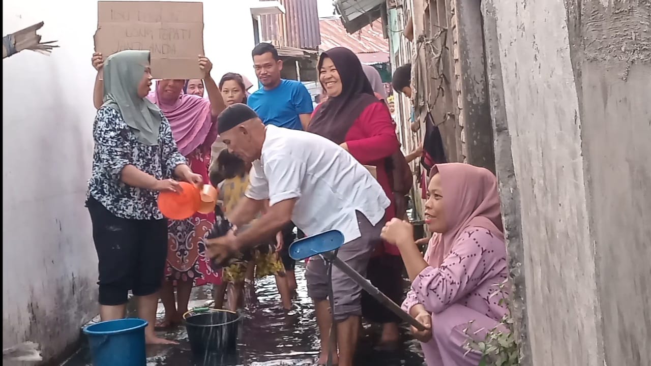 Emak Emak Kecamatan TBU Lakukan Aksi Protes Dengan Mencuci dan Mandi di Genangan Air Limbah