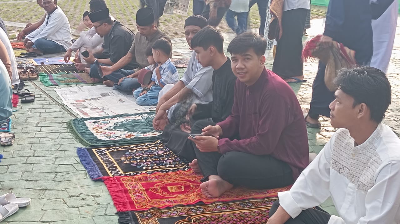 Diana Gustin Nasution Bersama Keluarga Sholat Idul Adha 1445 H di Alun Alun Batam Centre