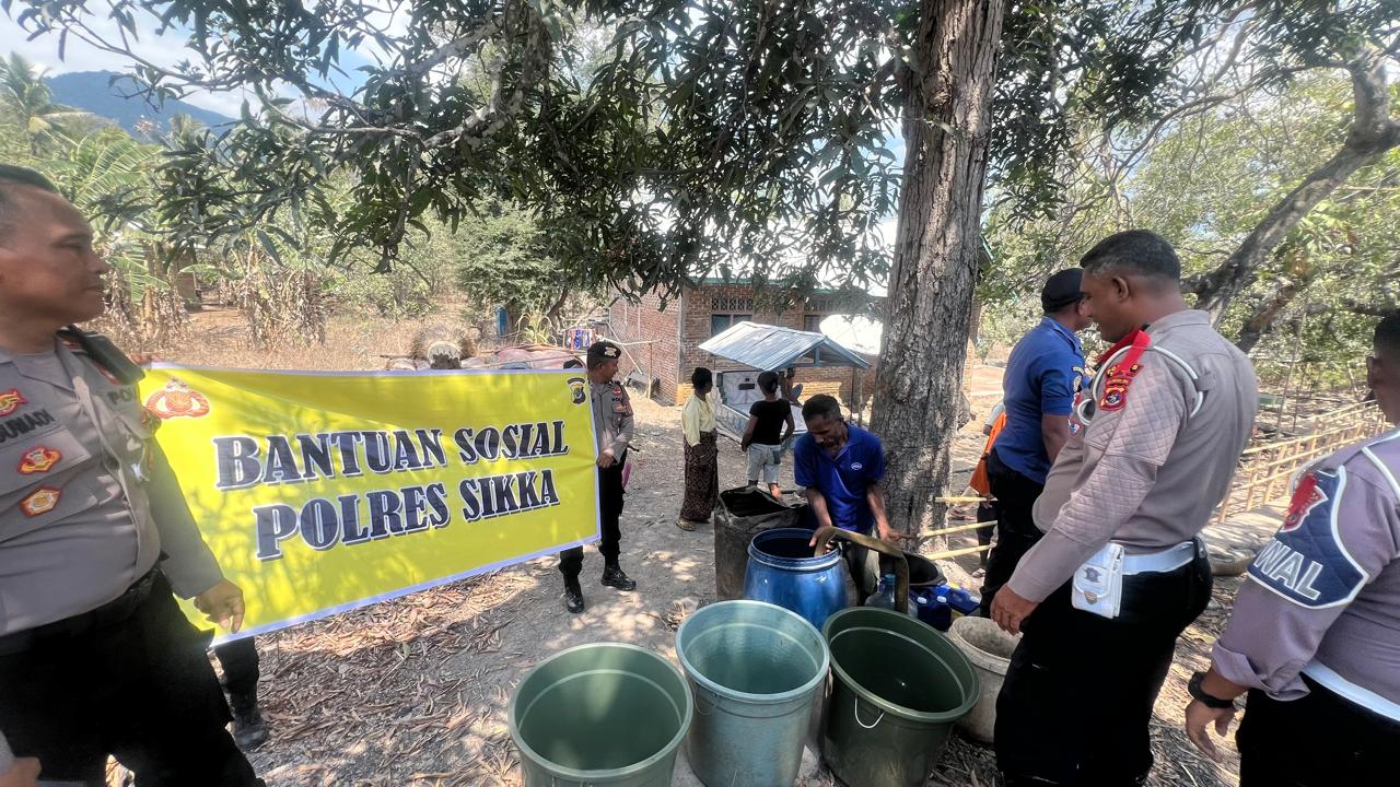 Polres Sikka Salurkan Bantuan Air Bersih ke Dusun Watu Huhur, Talibura