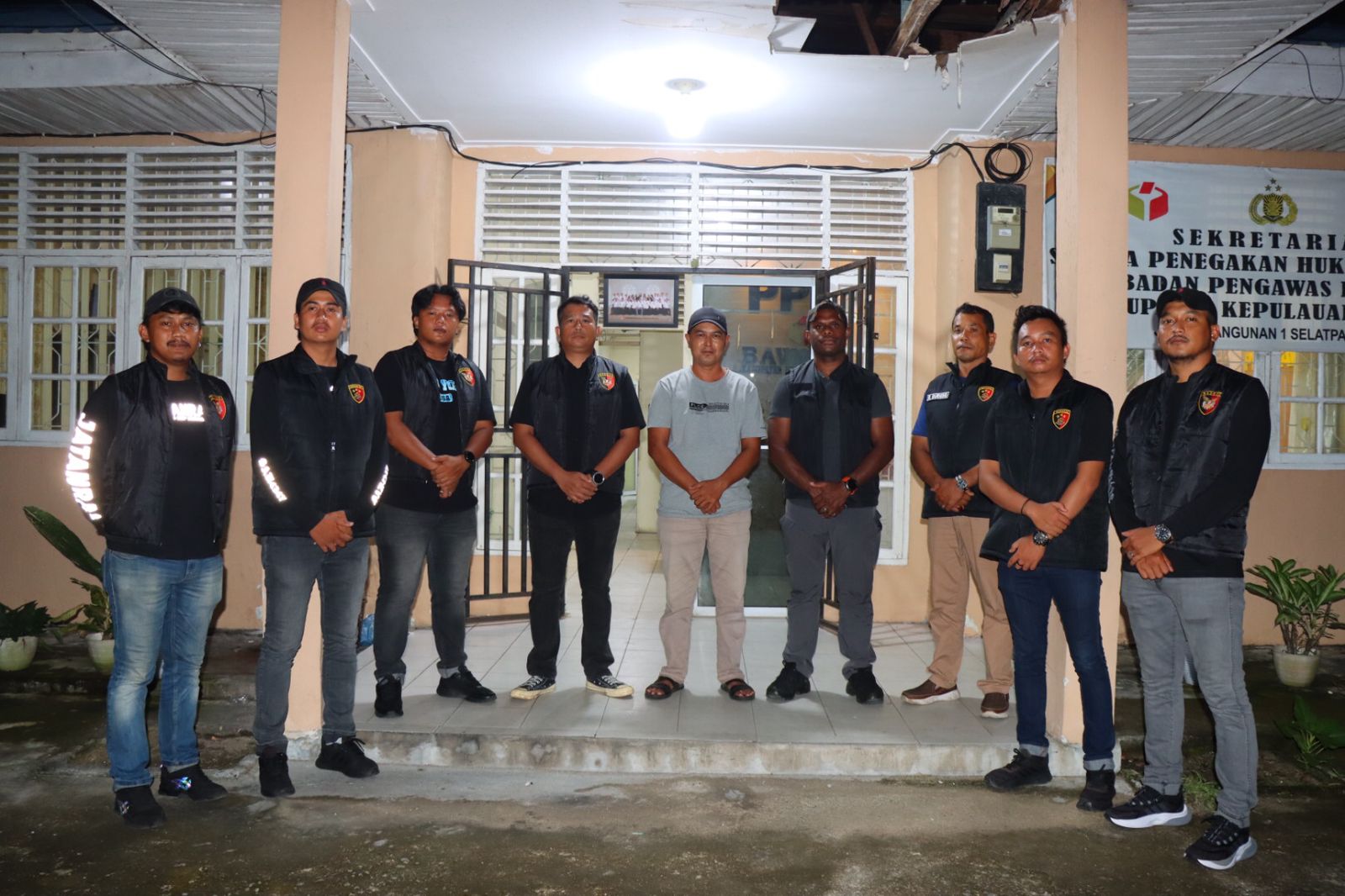 MERANTI - Satuan Researse dan Kriminal Polres Kepulauan Meranti lakukan kegiatan Patroli Blue Light guna mengantisipasi Curas, Curat, Curanmor, Premanisme, serta tindak pidana lainnya di wilayah Hukum Polres Kepulauan Meranti. Jumat, (14/6/2024).

Patroli berlangsung Pada Hari Jum'at 14 Juni 2024 pada Pukul 20.45 Wib sampai pukul 23.00 Wib, yang dipimpin langsung oleh Kasat Reskrim Polres Kepulauan Meranti IPTU Yohn Mabel S.Trk.,SIK.,M.H. dan kuat personil BRIPKA Rijen Gurning, S.H, BRIPKA T. Erick Ghazali, S.H, BRIPTU Muhammad Syahrul, BRIPTU Roeby Hardinata, BRIPDA Mirza Dwiki N, BRIPDA Ralfi Hidayat, dan BRIPDA Gieraldo C Siagian.

Adapun lokasi patroli Blue Light Sat Reskrim Polres Meranti yaitu Bank Bri Cabang Selatpanjangz Lapas Kelas II Selatpanjang, Bawaslu Kabupaten Kepulauan Meranti, Kpu Kepulauan Meranti, dan PLN.

Dalam kegiatan ini Kapolres Kepulauan Meranti, melalui Kasat Reskrim IPTU Yohn Mabel S.Trk.,SIK.,M.H, menghimbau kepada pihak keamanan objek vital Bank BRI Cabang untuk meningkatkan pengawasan dan pengamanan diseputaran Bank menjelang Hari Raya Idul Adha.

"Kita Menghimbau kepada petugas Jaga Lapas untuk selalu melaksanakan pengamanan sesuai SOP pengamanan dan Kewaspadaan terhadap Narapidana, dan Semua Fungsi agar bersinergi memainkan peran dalam Harkamtibmas," ucap Kasat Reskrim

Kasat juga Menghimbau kepada Petugas Jaga Kantor Bawaslu dan KPU untuk menjaga dan mengamankan dokumen-dokumen serta peralatan pendukung lain yang berkaitan dengan Pilkada maupun PSU yg akan dilaksanakan pasca putusan MK.

"Kami menghimbau kepada seluruh anggota Bawaslu untuk Standby dan kurangi izin izin yg tidak perlu, Seluruhnya laksanakan Cooling System jelang Psu pasca PHPU & Pilkada 2024. Meminimalisir terjadinya tindak kejahatan ditengah masyarakat sehingga terjaga rasa aman dan tertib ditengah tengah masyarakat. Menciptakan publik trust ditengah tengah masyarakat dengan kehadiran personil kepolisian sebagai pelindung dan pengayom masyarakat," tutup Kasat Reskrim.

Editor : Abdul
Sumber : (Humas Polres Meranti)
Reporter : Adi